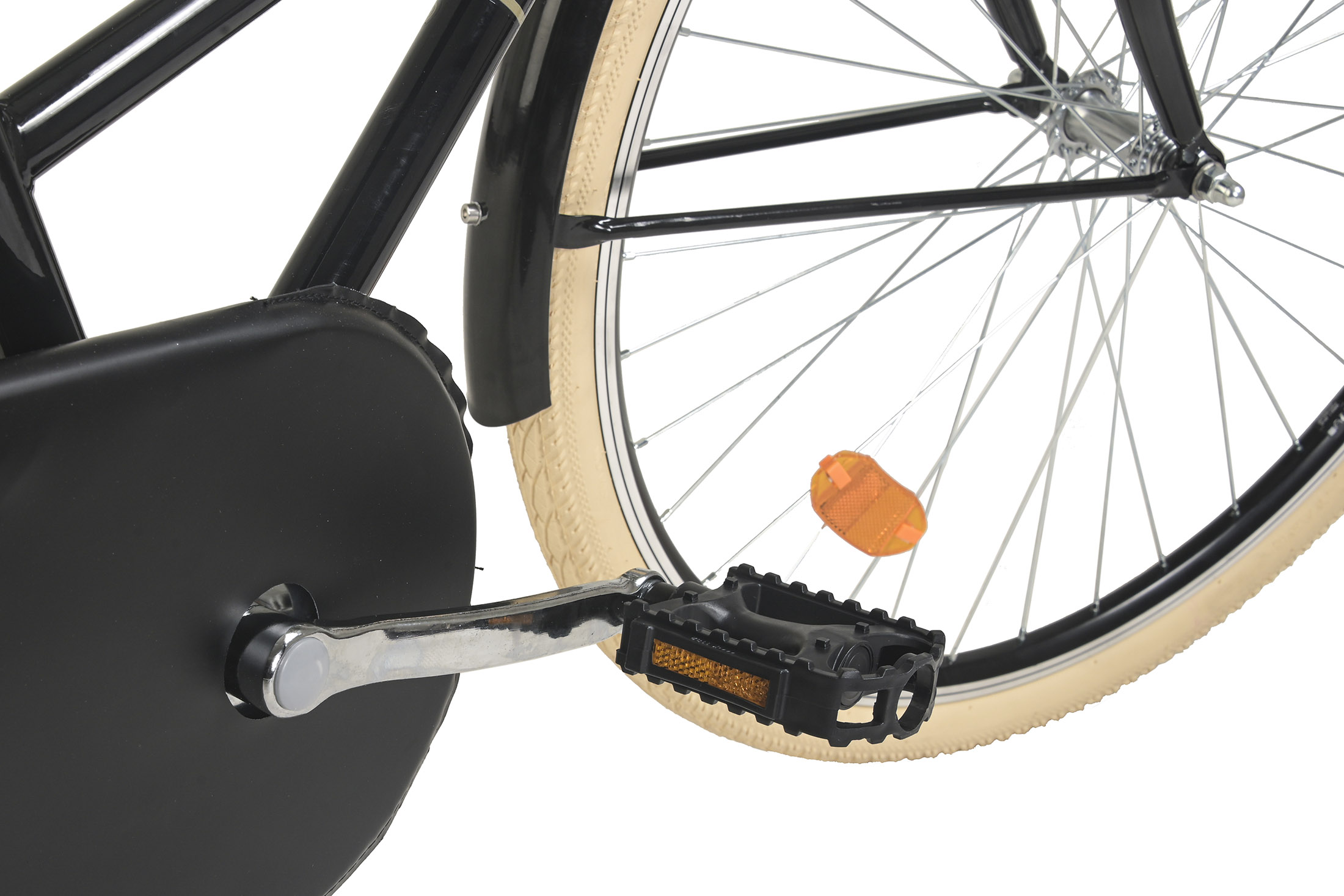 Nahaufnahme des Hinterrads, Reifens und Pedals eines Fahrrads, Details vor weißem Hintergrund.