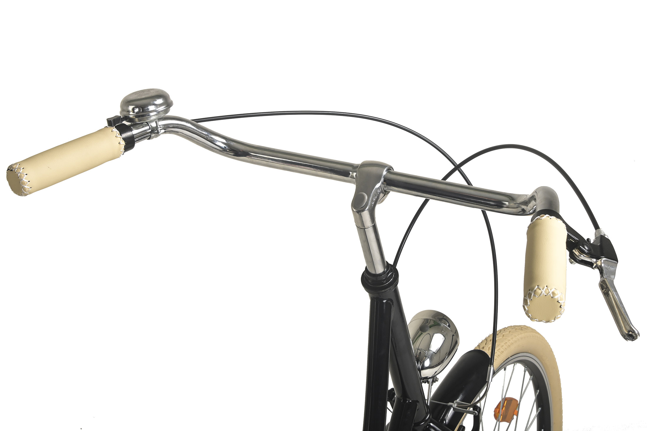 Fahrradlenker mit hellen Griffen, Klingel und schwarzem Rahmen. Weißer Hintergrund.