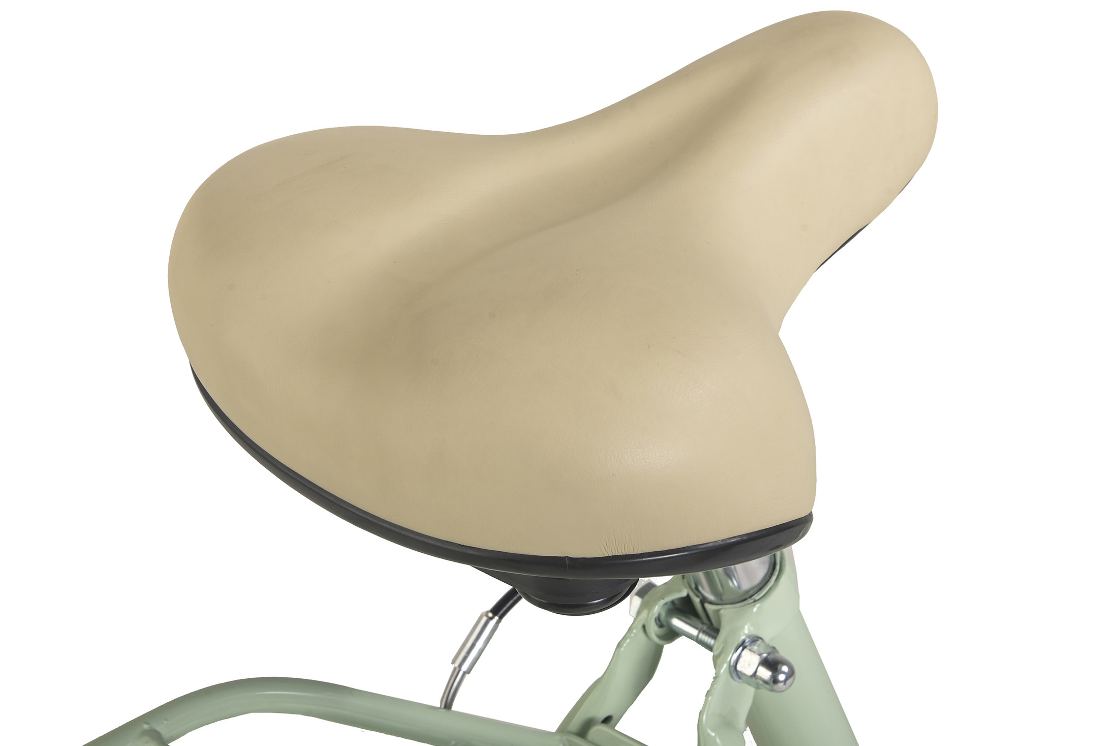 Ein Fahrradsattel. Er ist beige und auf einem grünen Metallrahmen montiert.