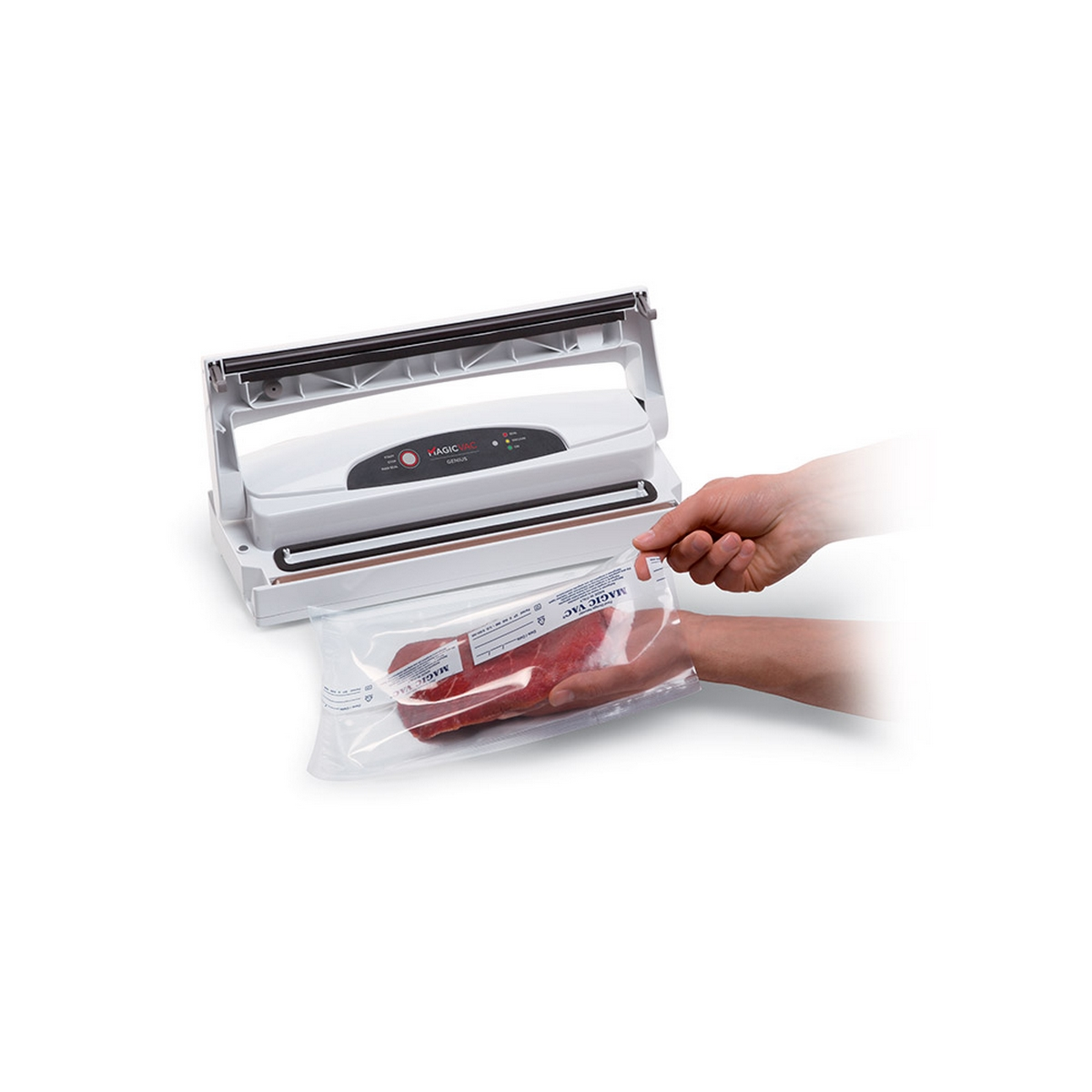 Osoba trzymająca worek czerwonego mięsa podczas używania białej zgrzewarki próżniowej. Białe tło.