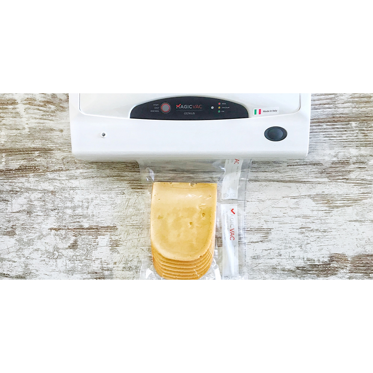 Zgrzewarka próżniowa z plasterkami sera. Maszyna jest biała, ser żółty, a worek przezroczysty.