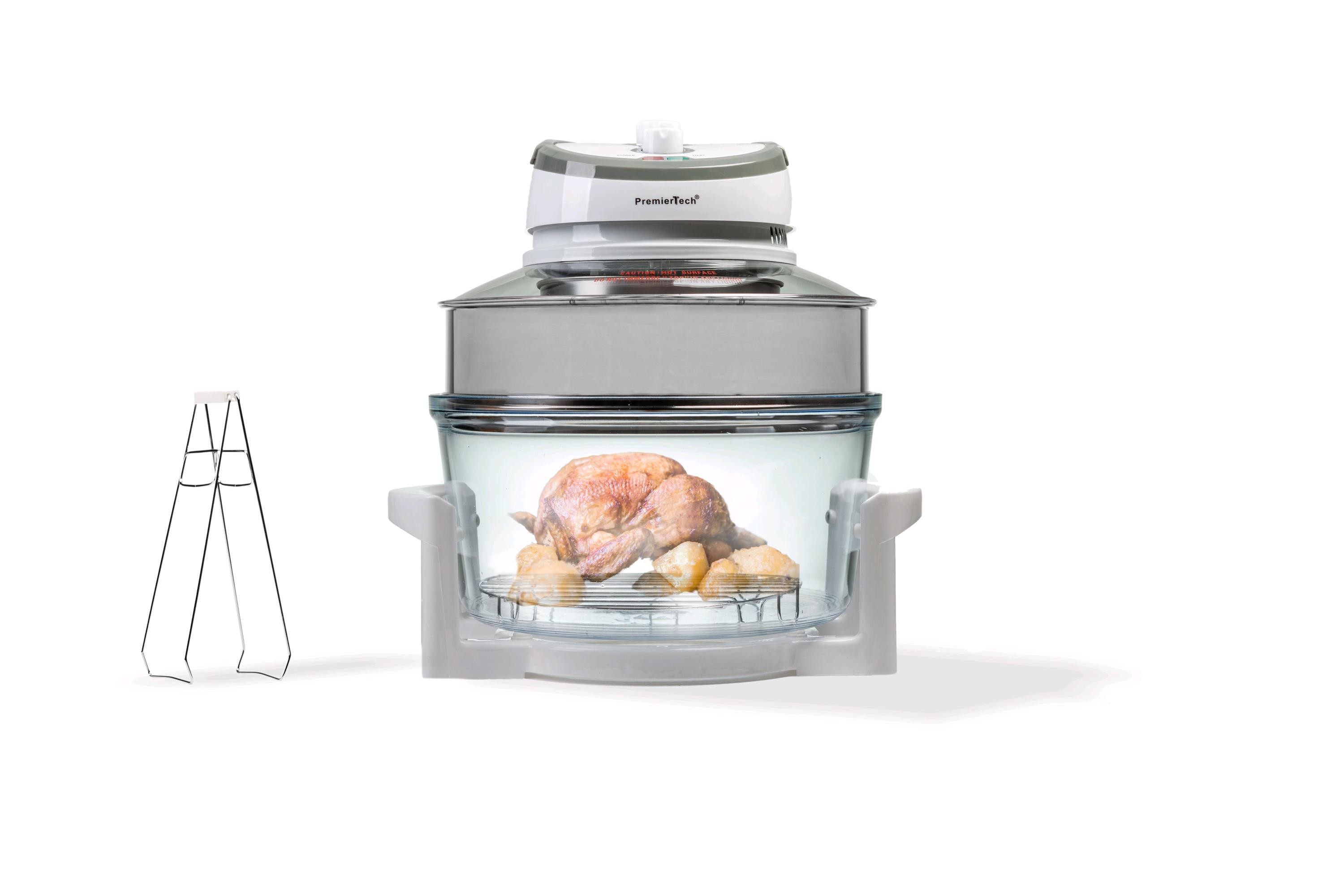 Una friggitrice ad aria PremierTech con pollo e patate all'interno. Una pinza è a sinistra.