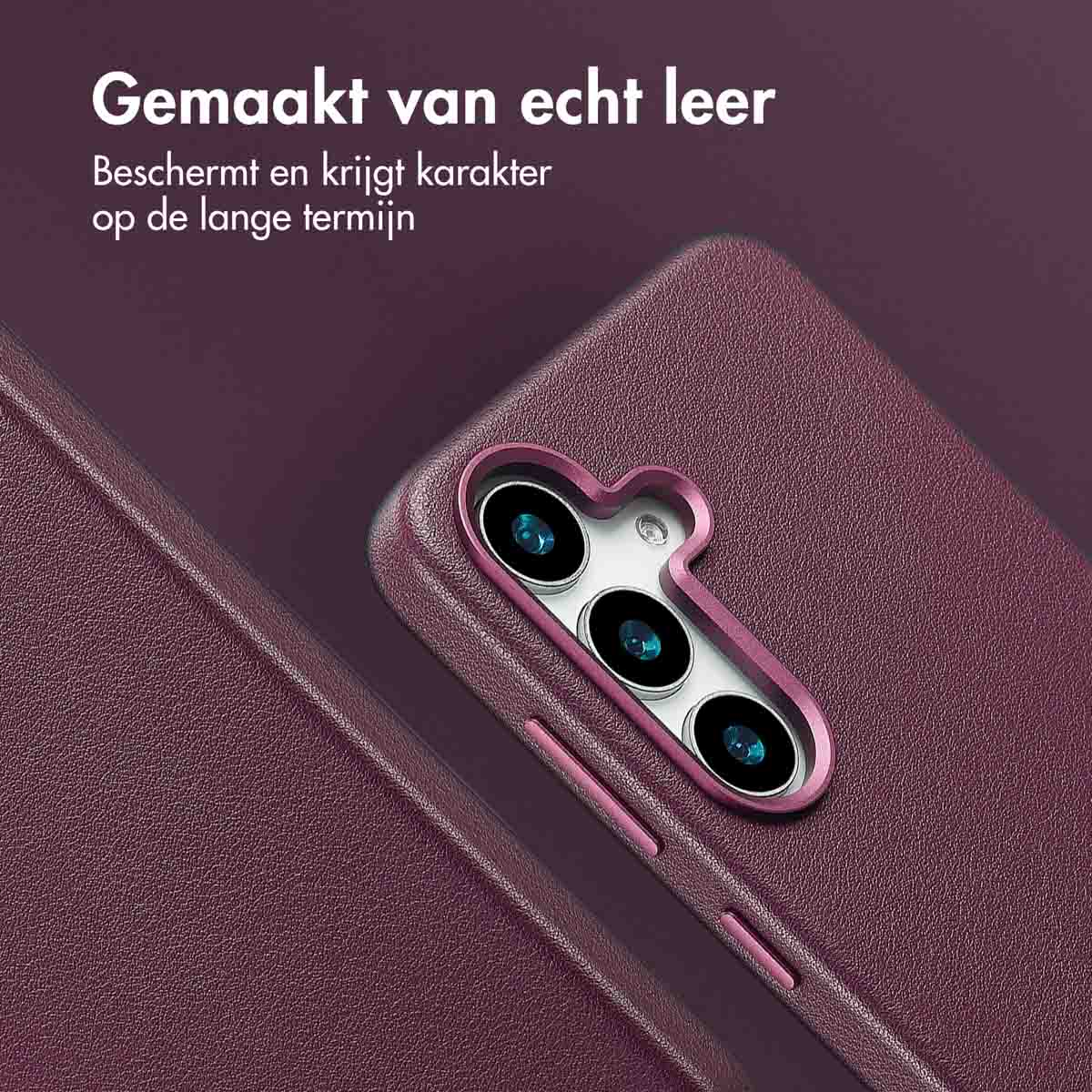 Bordeauxrode lederen telefoonhoes met camera-uitsparing. Het leer reflecteert licht.
