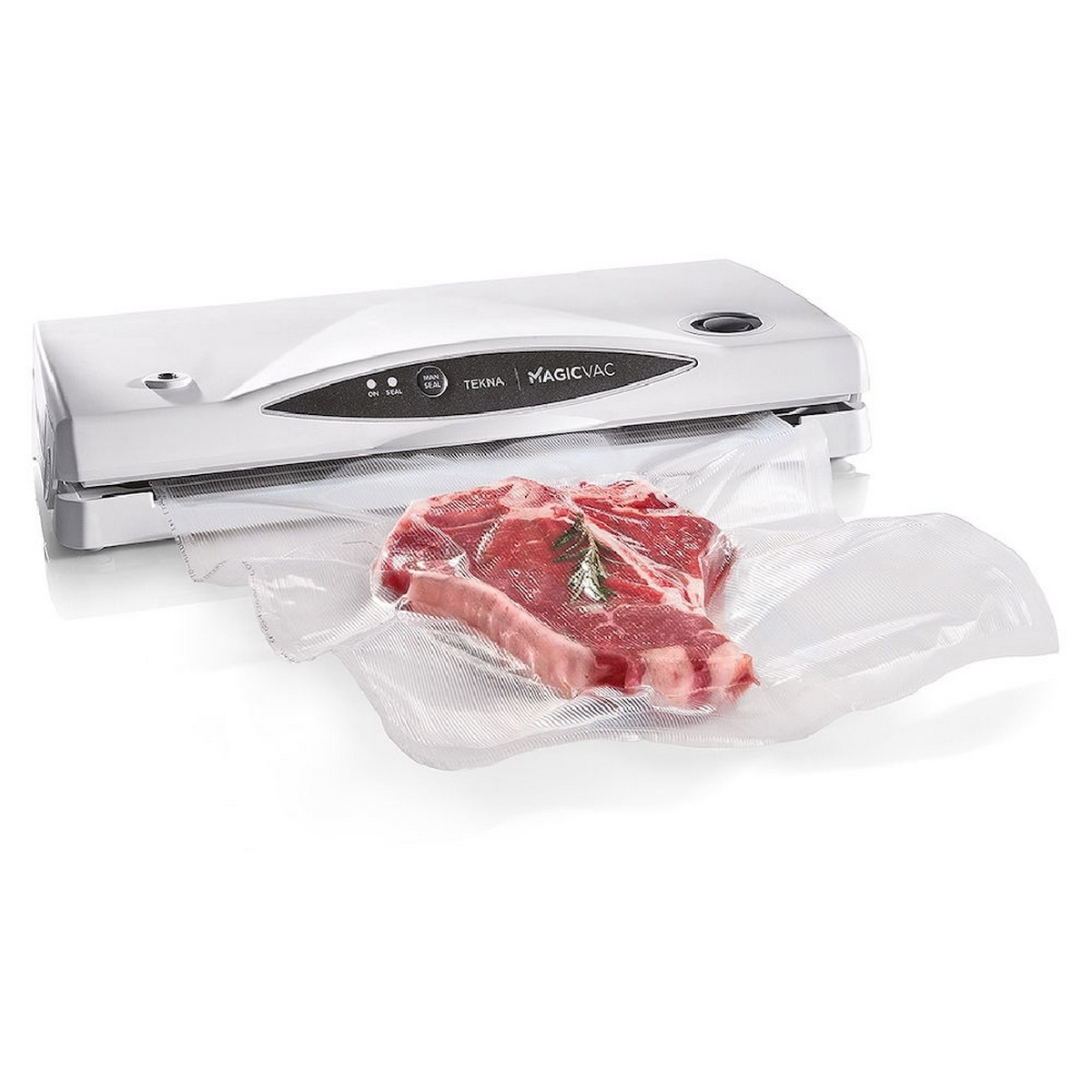 Sigillatrice sottovuoto bianca con una bistecca in un sacchetto di plastica trasparente.