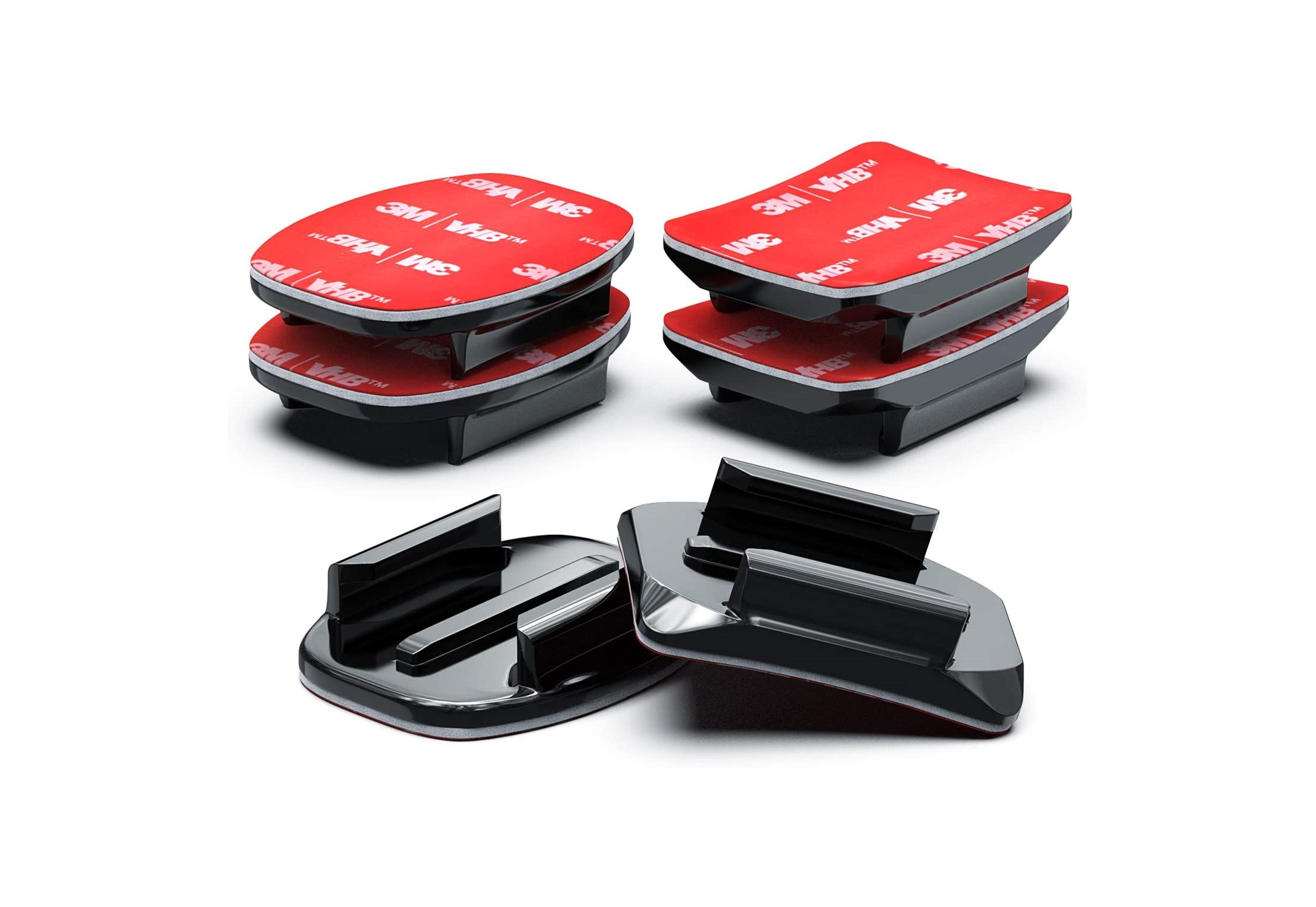 Diversi supporti GoPro neri con nastro adesivo rosso 3M VHB. Alcuni sono impilati, altri piatti, isolati su sfondo bianco.