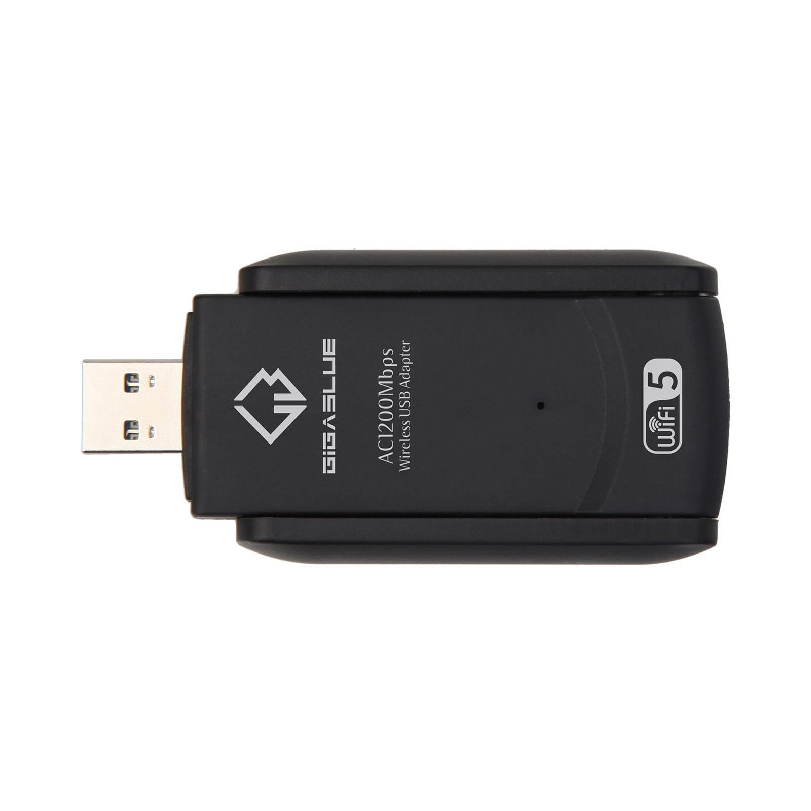 Schwarzer USB-WLAN-Adapter. Mit GIGABlUE und Wi-Fi 5 Logo gekennzeichnet. Rechteckige Form.