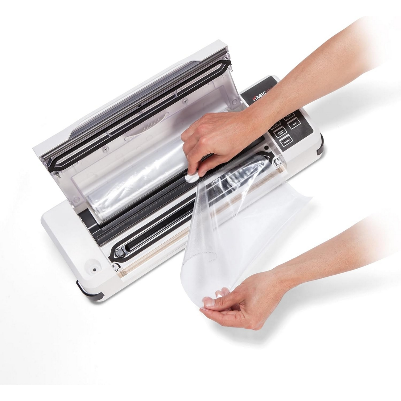 Ręce używające zgrzewarki próżniowej, wyciągające worek z maszyny.