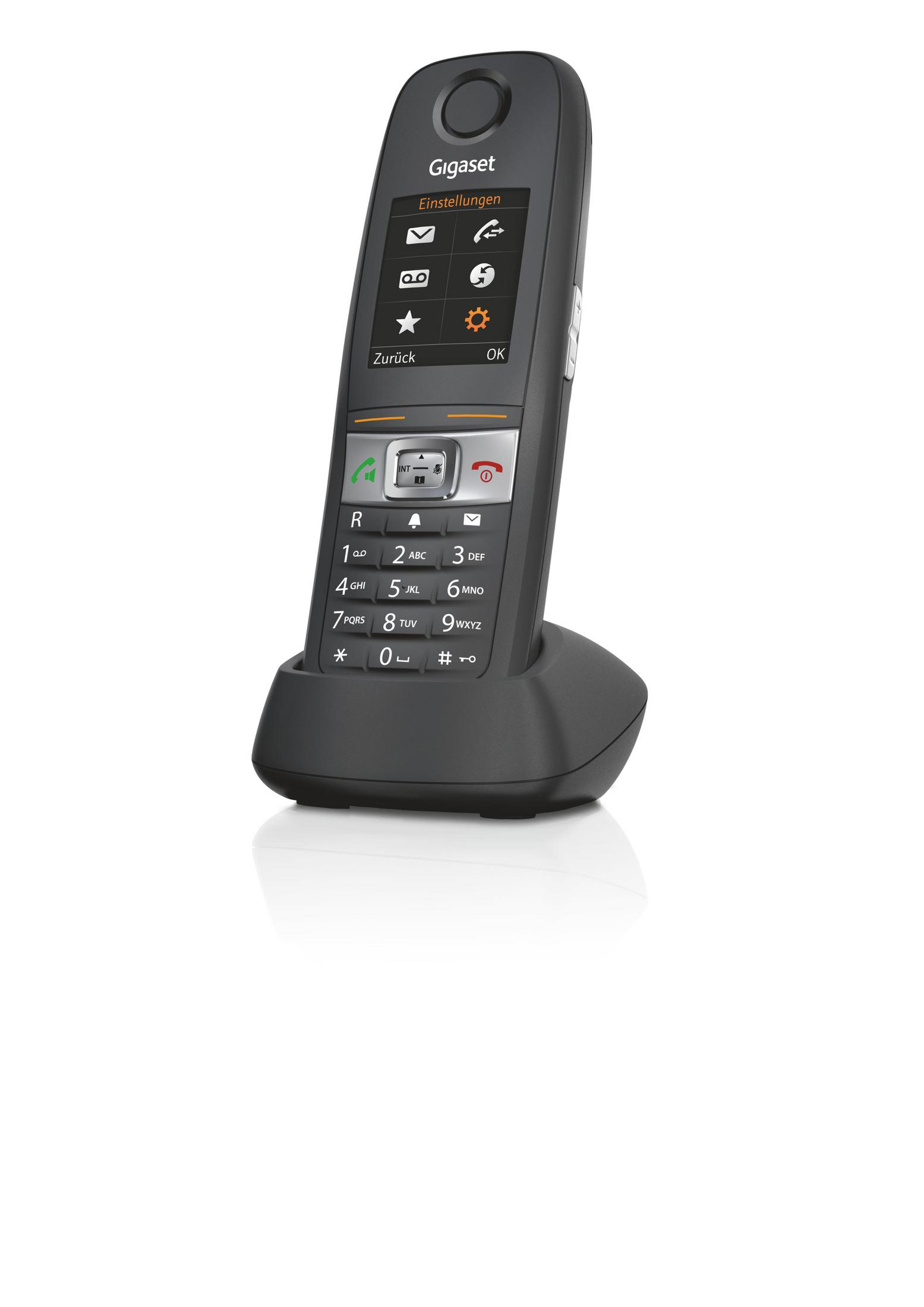 Ein schwarzes schnurloses Telefon auf seiner Ladestation, mit weißem Hintergrund.
