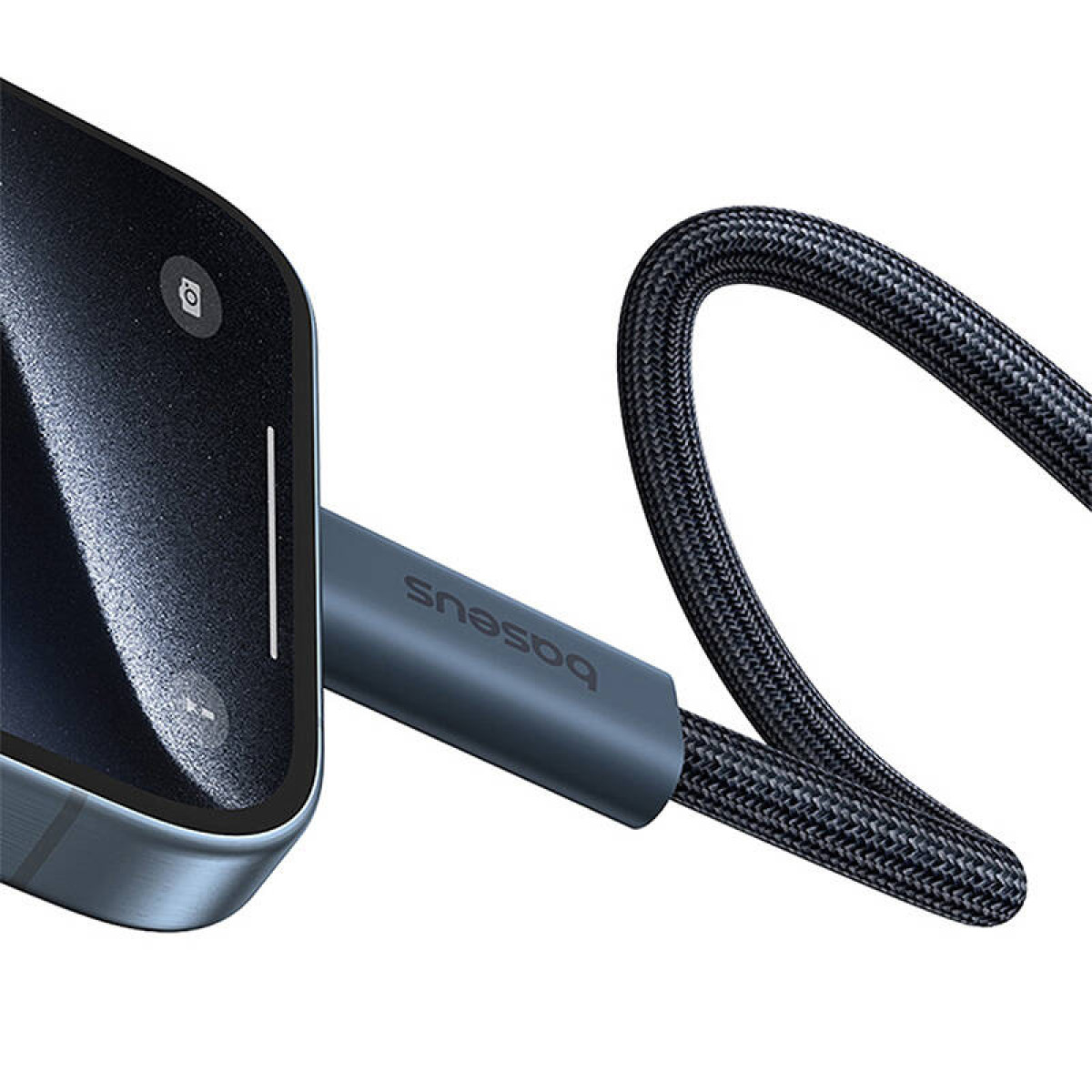 Ein Telefon ist mit einem dunklen USB-Kabel mit grauem Ende mit der Aufschrift "Baseus" verbunden.