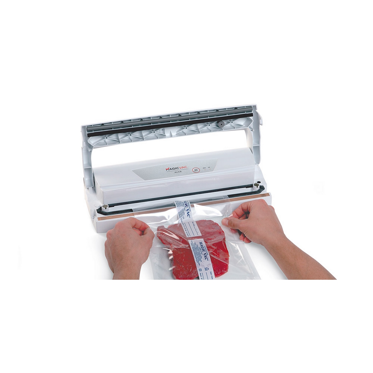Ręce zamykające kawałek mięsa w worku za pomocą zgrzewarki próżniowej, MAGIVAC BLACK.