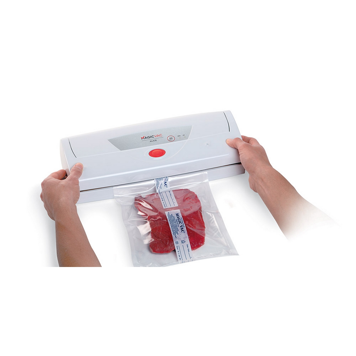 Dłonie trzymają zgrzewarkę próżniową nad workiem zawierającym czerwone mięso, w białym otoczeniu kuchennym.