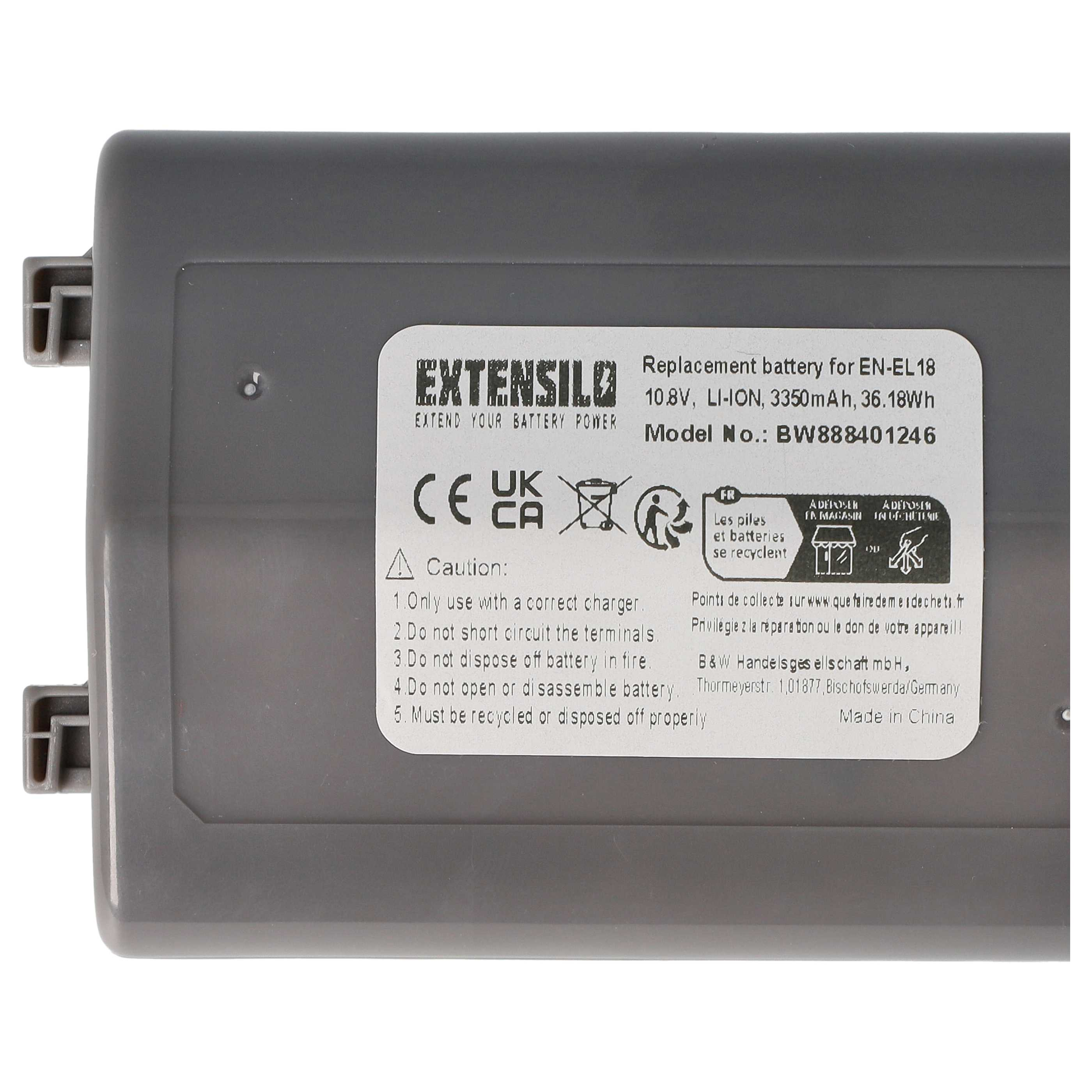 Graue Batterie mit Etikett, das Modell, Spannung und Recycling-Symbole angibt.