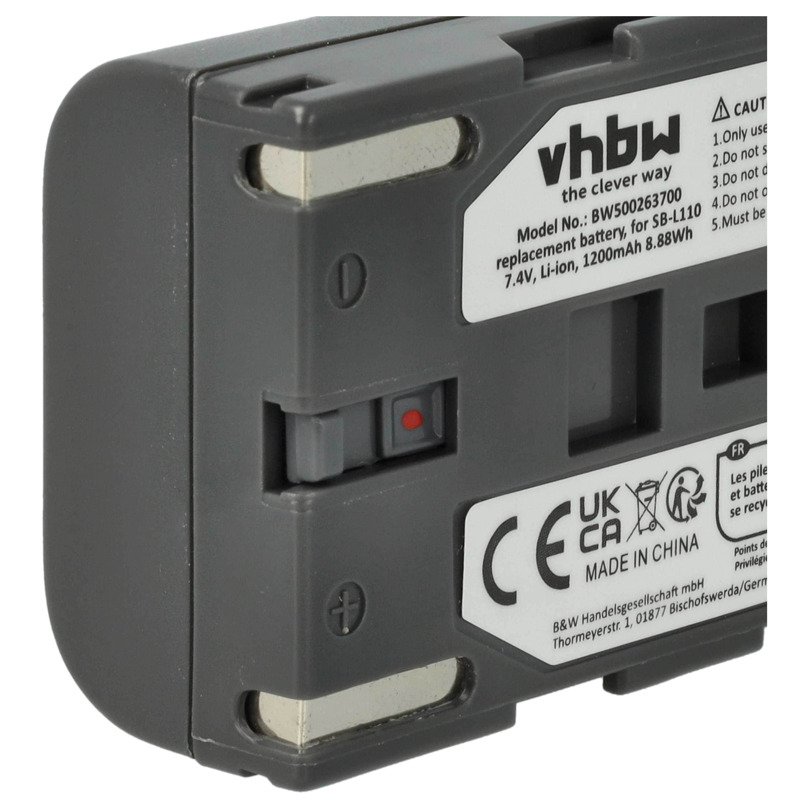 Nahaufnahme einer grauen Batterie mit Etiketten und einem roten Schalter.