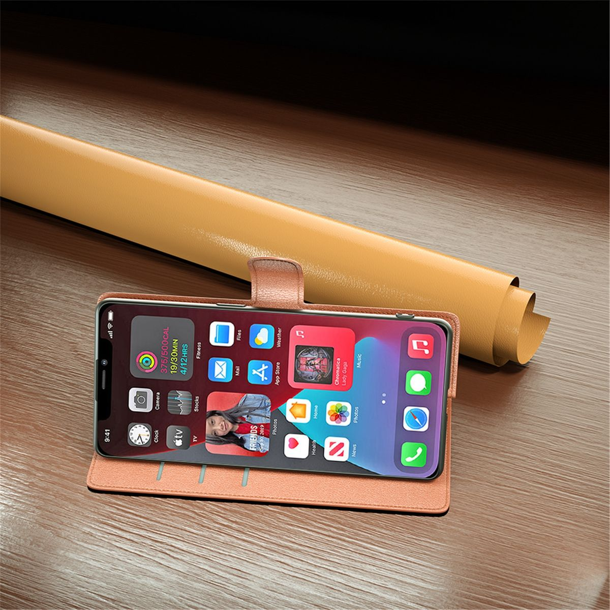 Ein Telefon in einer rosa Lederhülle, offen, um den Bildschirm zu zeigen, auf einem Holztisch.