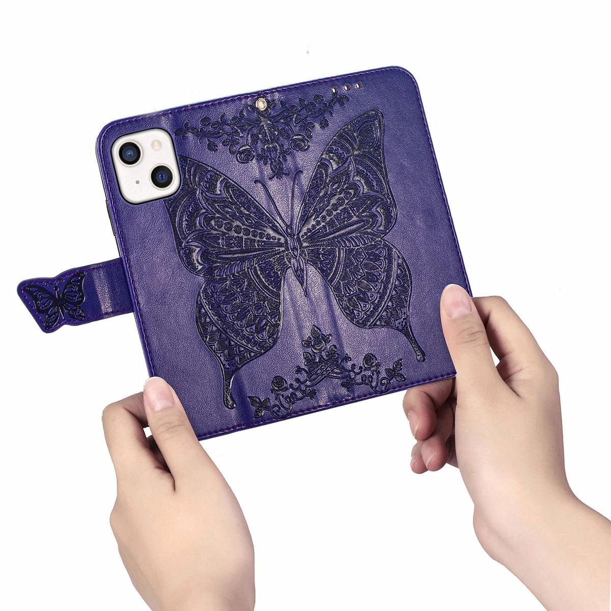 Lila Handyhülle mit geprägtem Schmetterlingsdesign auf der Vorderseite. Die Handykamera ist sichtbar.