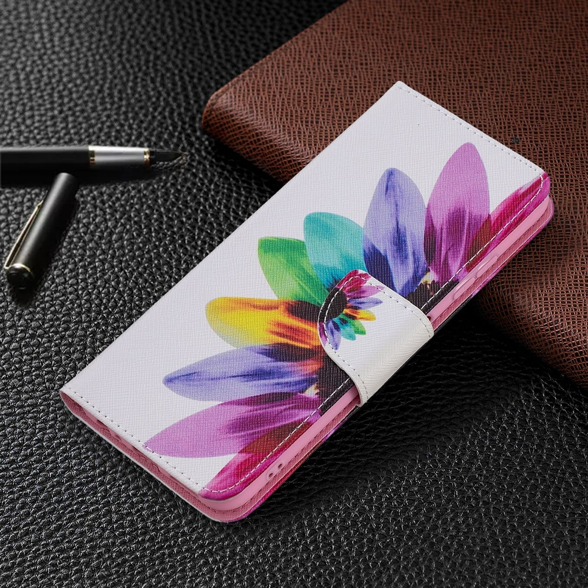 Eine weiße Handyhülle mit Blumendesign und Magnetverschluss.