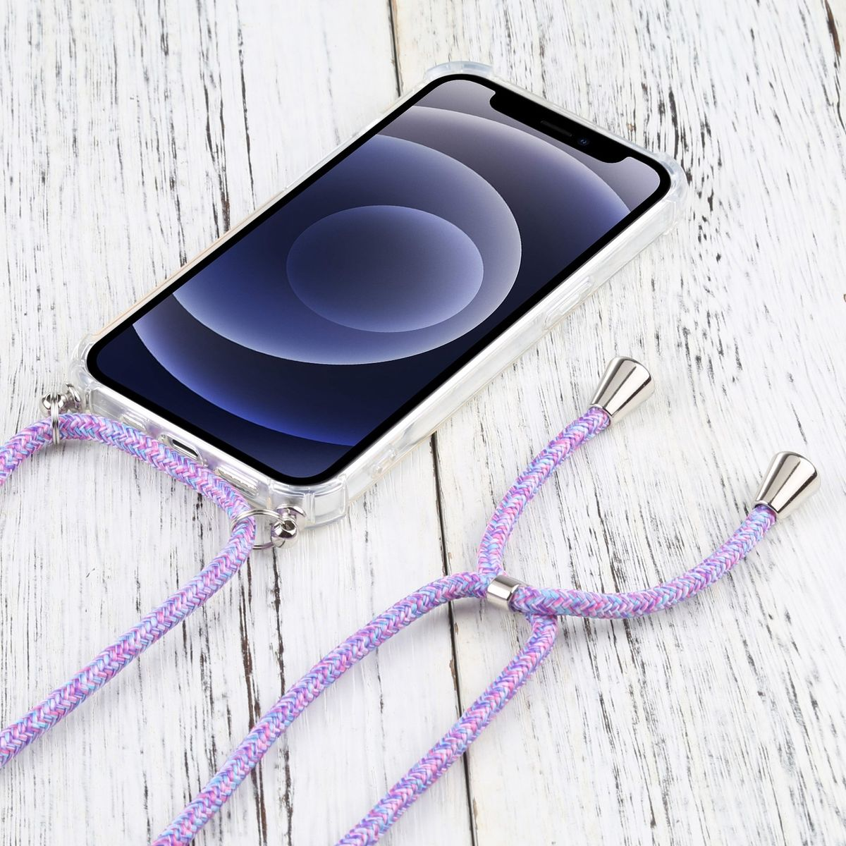 Telefon mit klarer Hülle und einem rosa-lila Gurt, auf weißer Holzoberfläche.