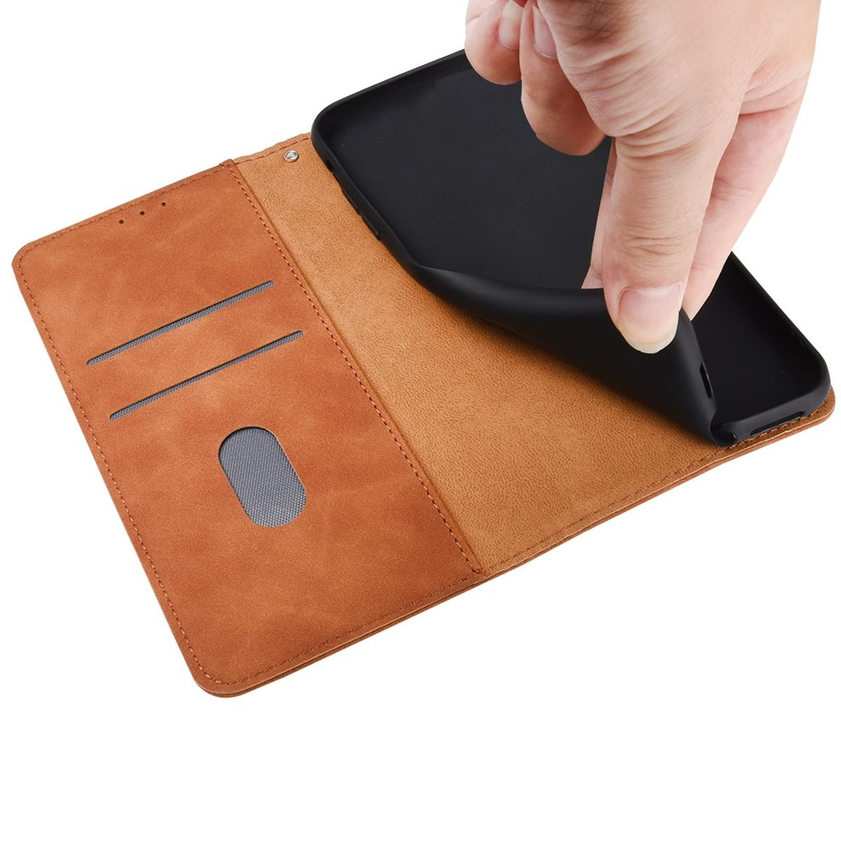 Hand legt Telefon in eine braune Lederhülle. Die Hülle hat ein Kartenfach und einen grauen Einsatz.