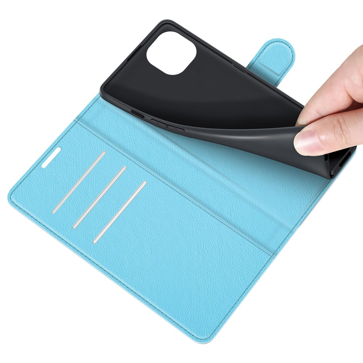 Eine Hand zieht ein schwarzes Telefon aus einer hellblauen Handyhülle. Die Innenseite hat Kartenfächer.