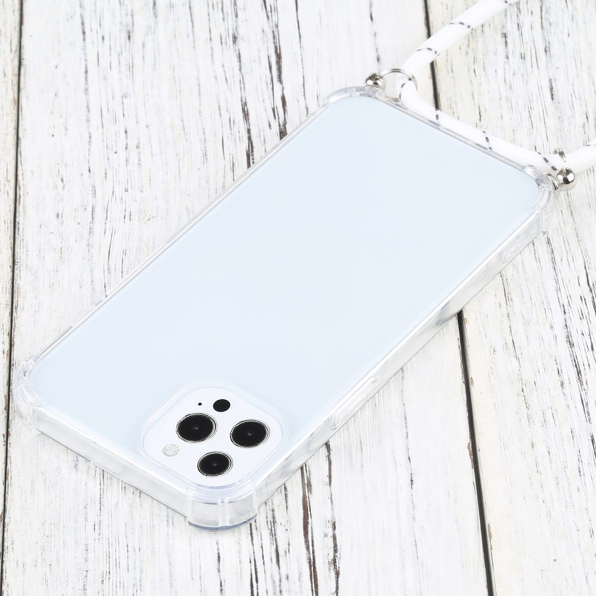 Eine transparente Handyhülle mit weißem Kordel, das Telefon ist abgewandt, das Holz ist weiß.
