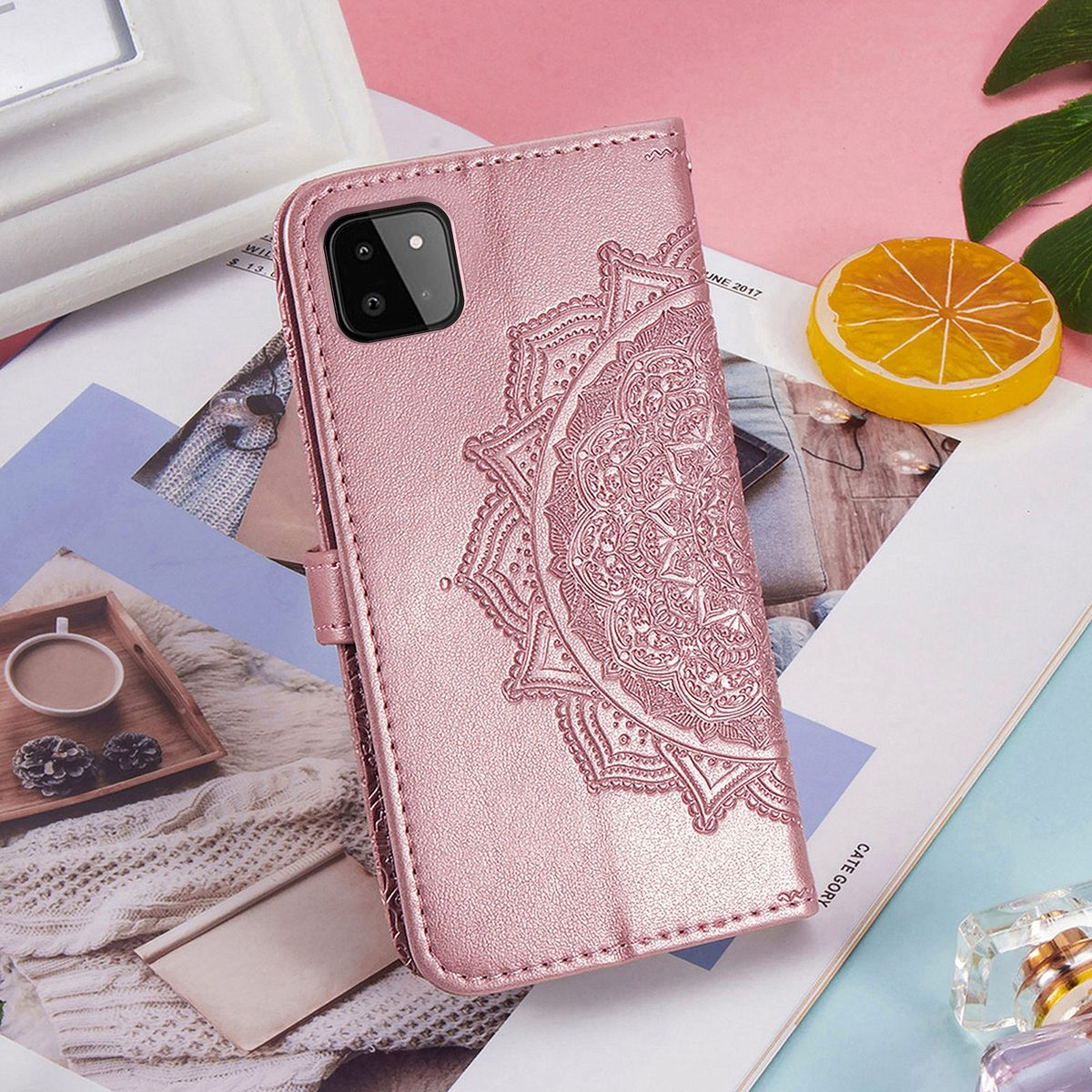 Rosa Handyhülle mit Mandala-Design, mit einem Telefon und einer Zitronenscheibe.