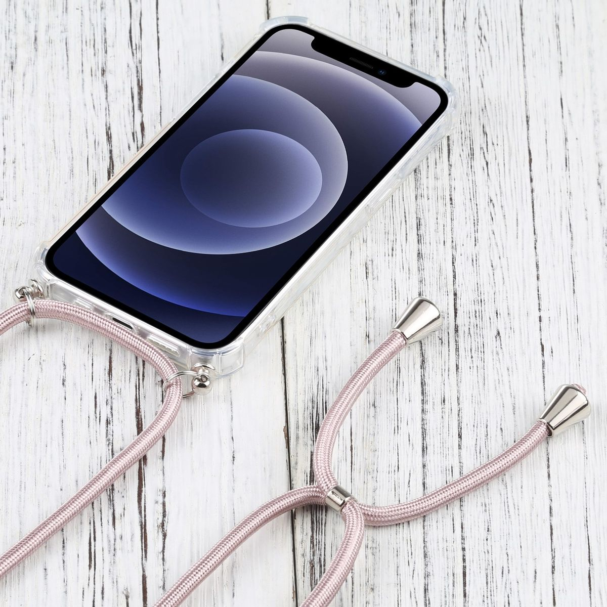 Transparente Handyhülle mit rosa Kordel. Telefon in klarer Hülle, weißer Holzuntergrund.