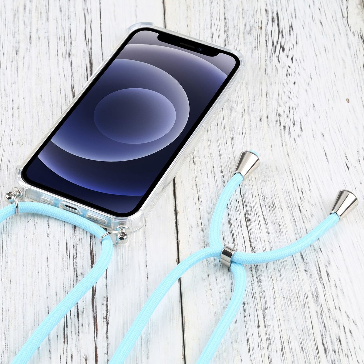 Ein Mobiltelefon mit hellblauem Schlüsselband wird auf einer Holzoberfläche gezeigt. Das Telefon hat eine transparente Hülle.