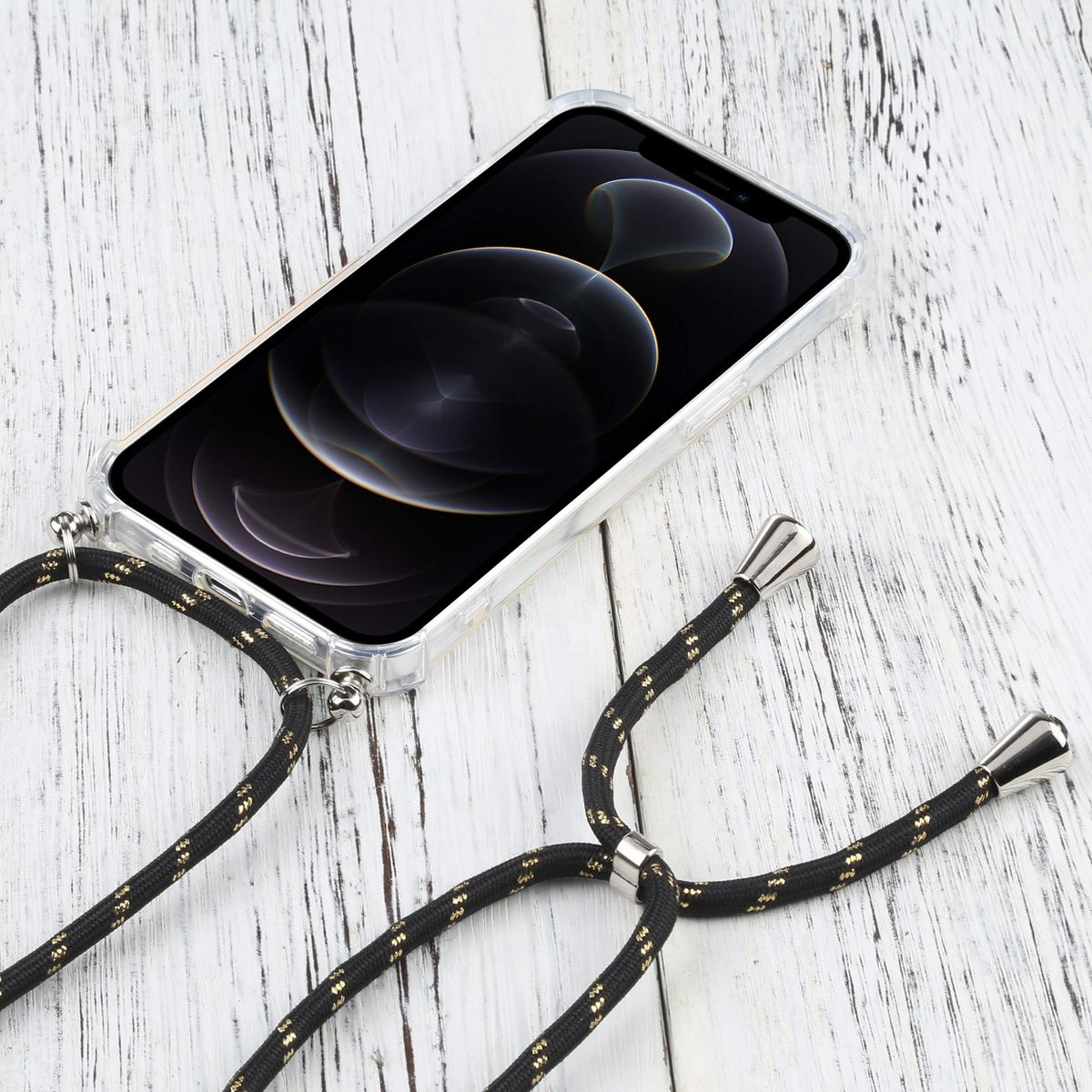 Ein Telefon in einer transparenten Hülle mit schwarzem und goldenem Lanyard auf Holzoberfläche.