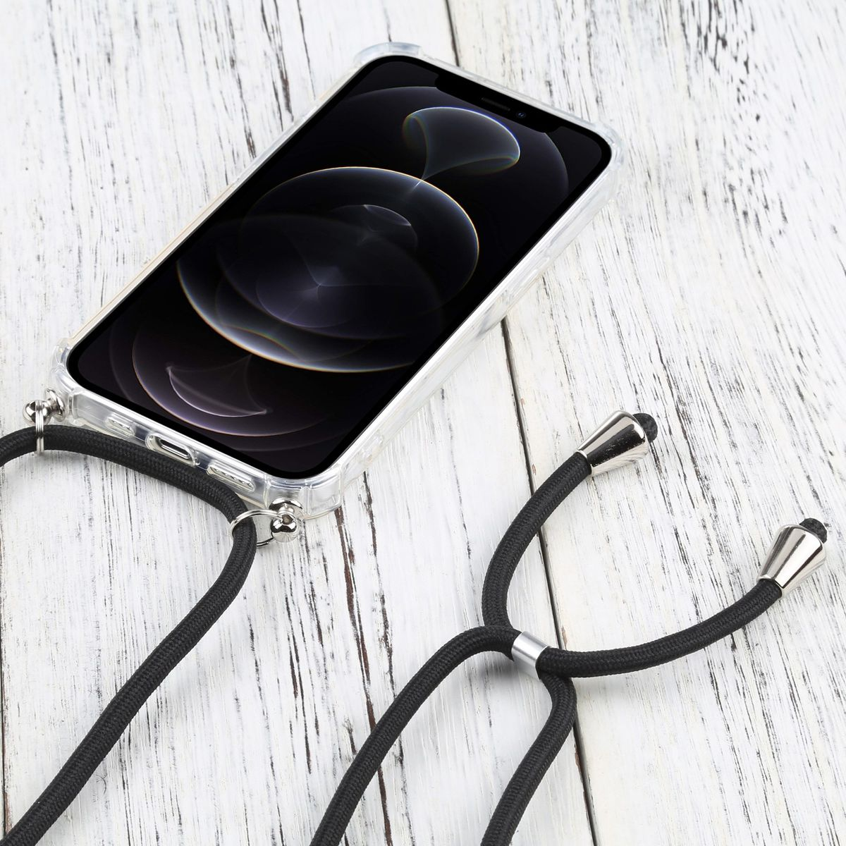 Telefon mit Lanyard. Klare Hülle, schwarzes Lanyard mit silbernen Akzenten. Holz Hintergrund.