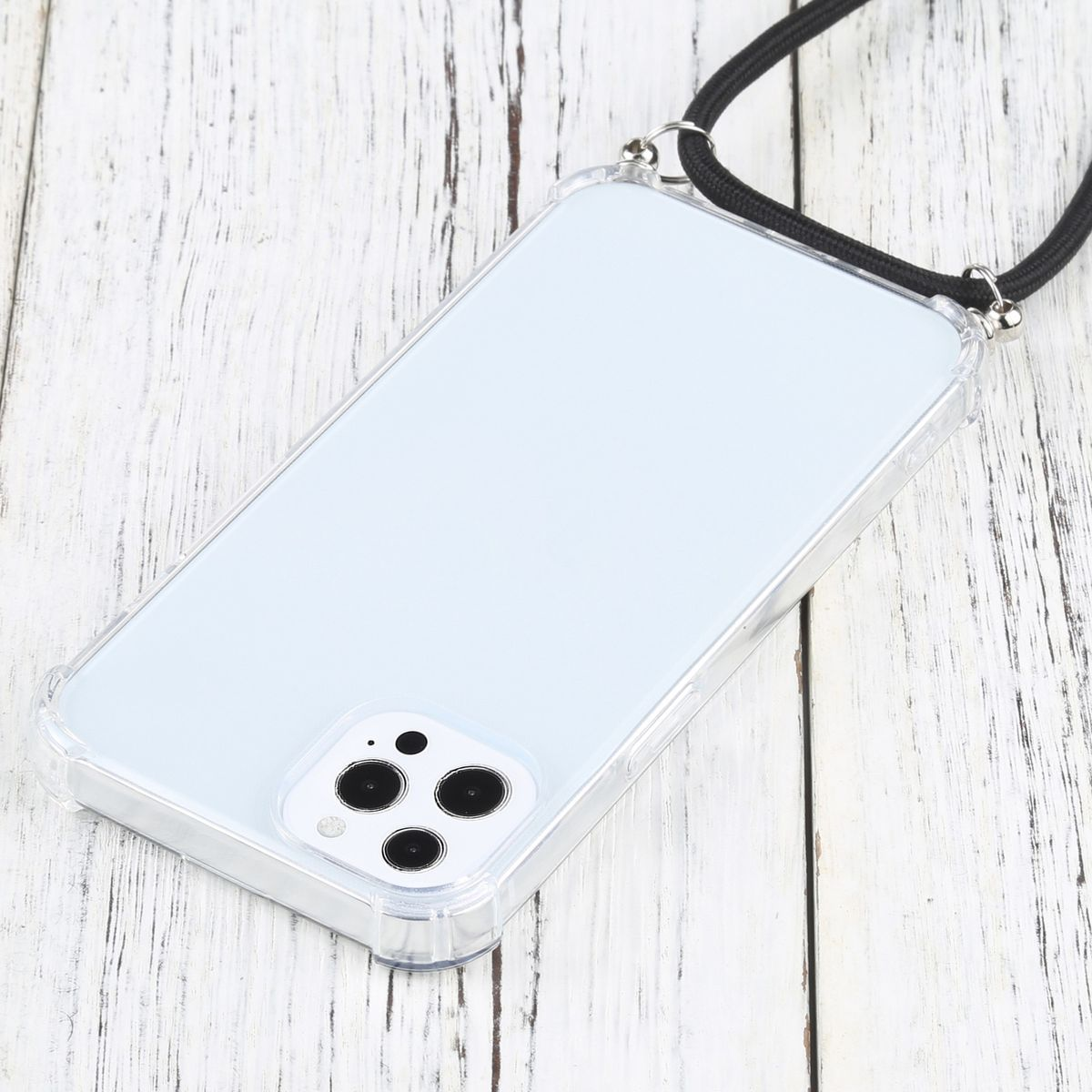 Transparente Handyhülle mit schwarzem Lanyard. Auf weißem Holzhintergrund.