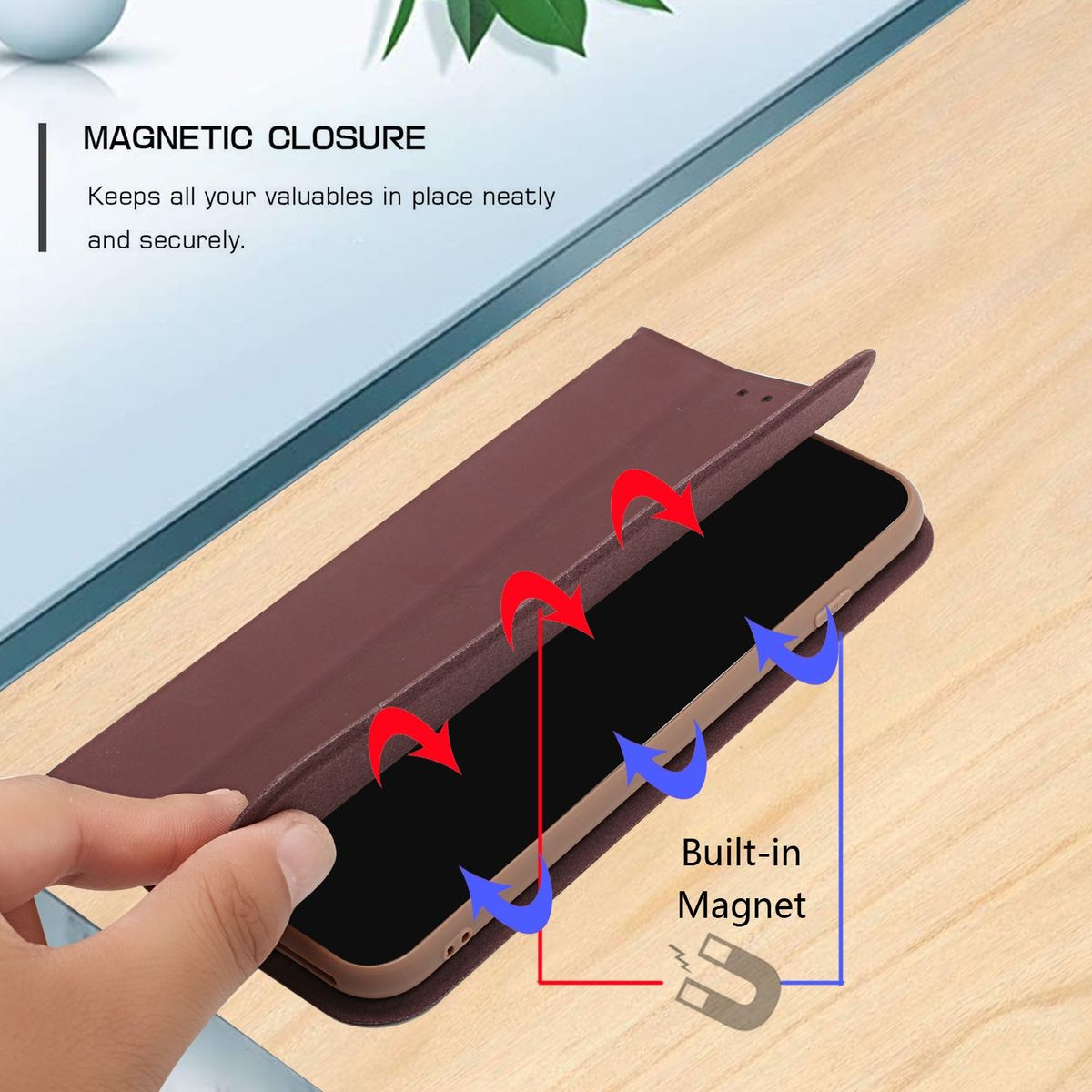 Braune Handyhülle mit Magnetverschluss. Pfeile zeigen die Magnetsperre. Eine Hand öffnet die Hülle.