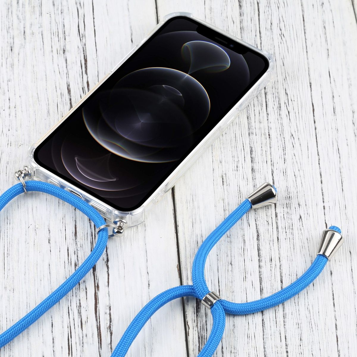 Ein Telefon in einer durchsichtigen Hülle mit blauem Kabel. Das Telefon liegt auf Holz.