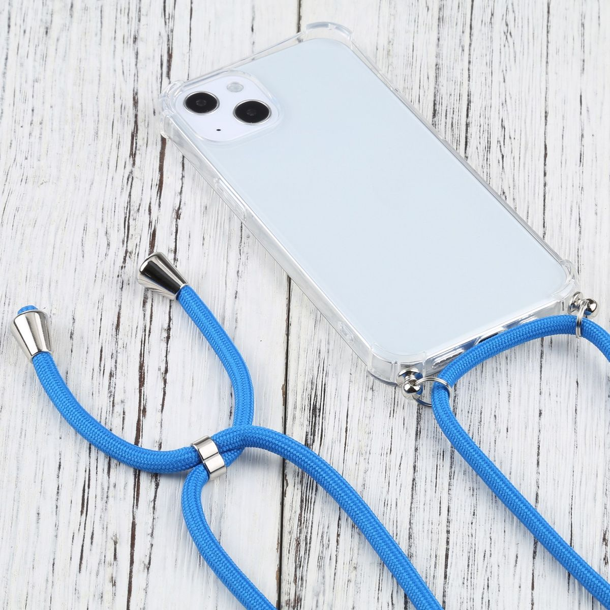Transparente Handyhülle mit blauem Kordel. Das Telefon liegt auf hellem Holzgrund.