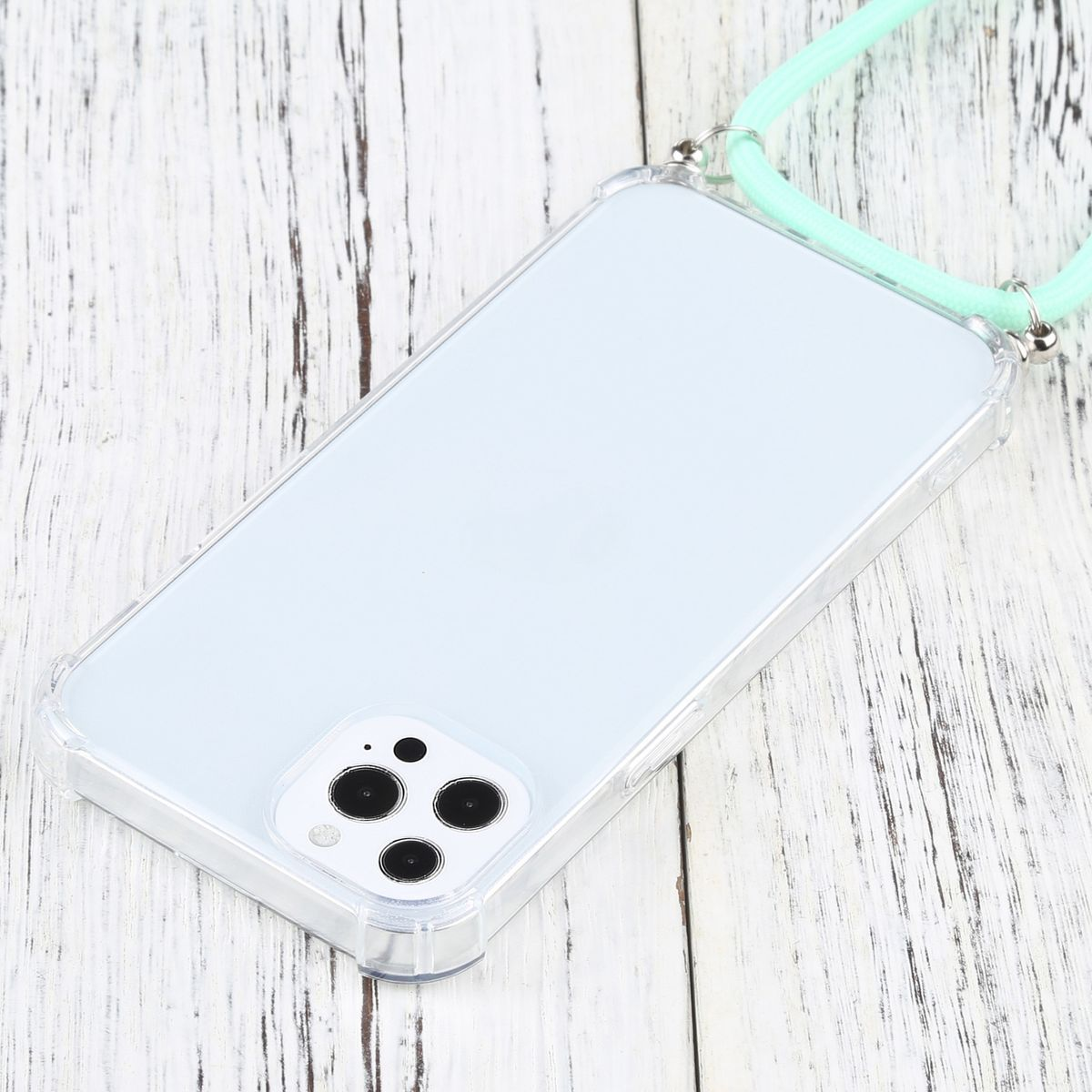 Transparente Handyhülle mit Lanyard, auf einer hellen Holzoberfläche liegend.