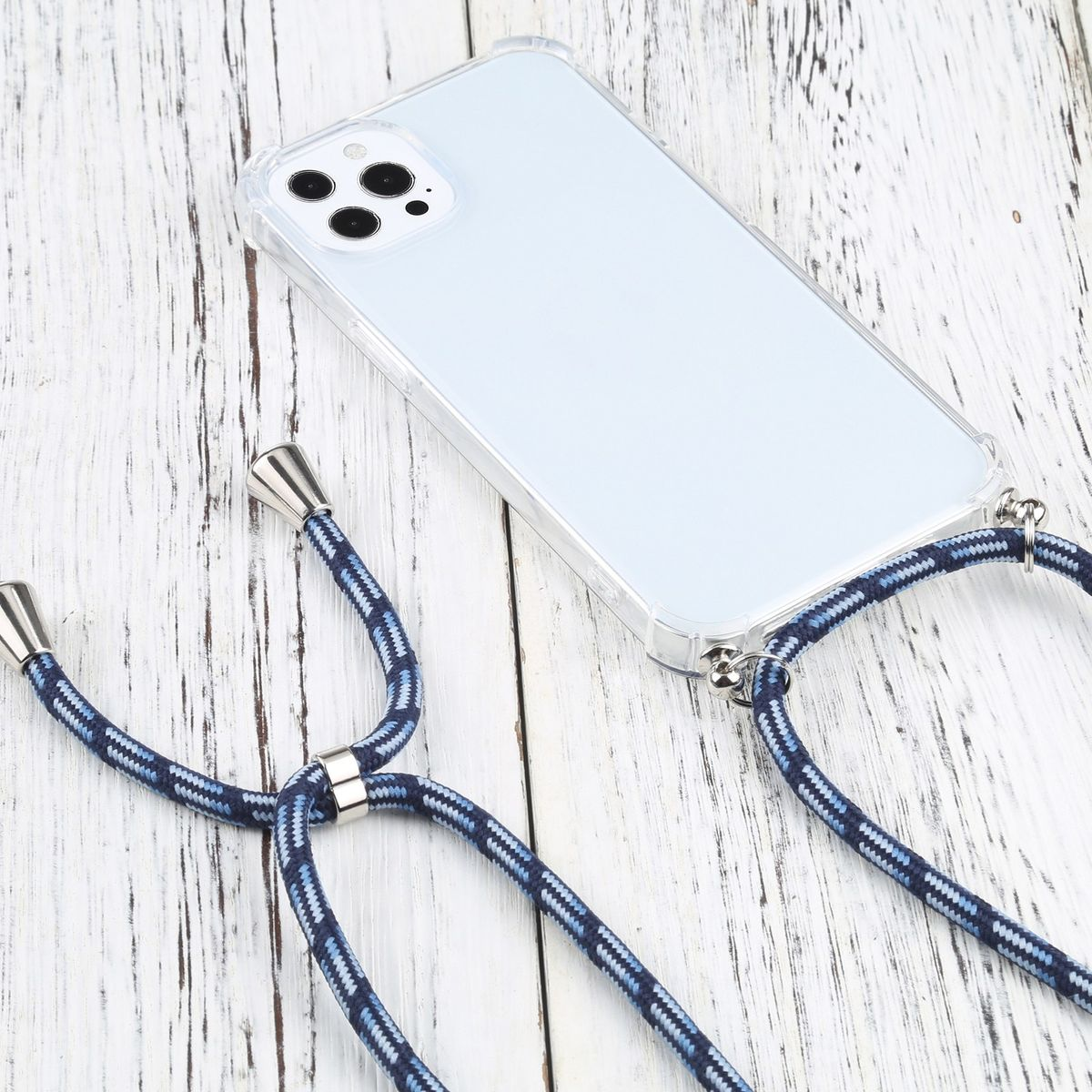 Eine transparente Handyhülle mit blau-weißem Lanyard. Das Telefon ist hellblau. Auf weißer Oberfläche.