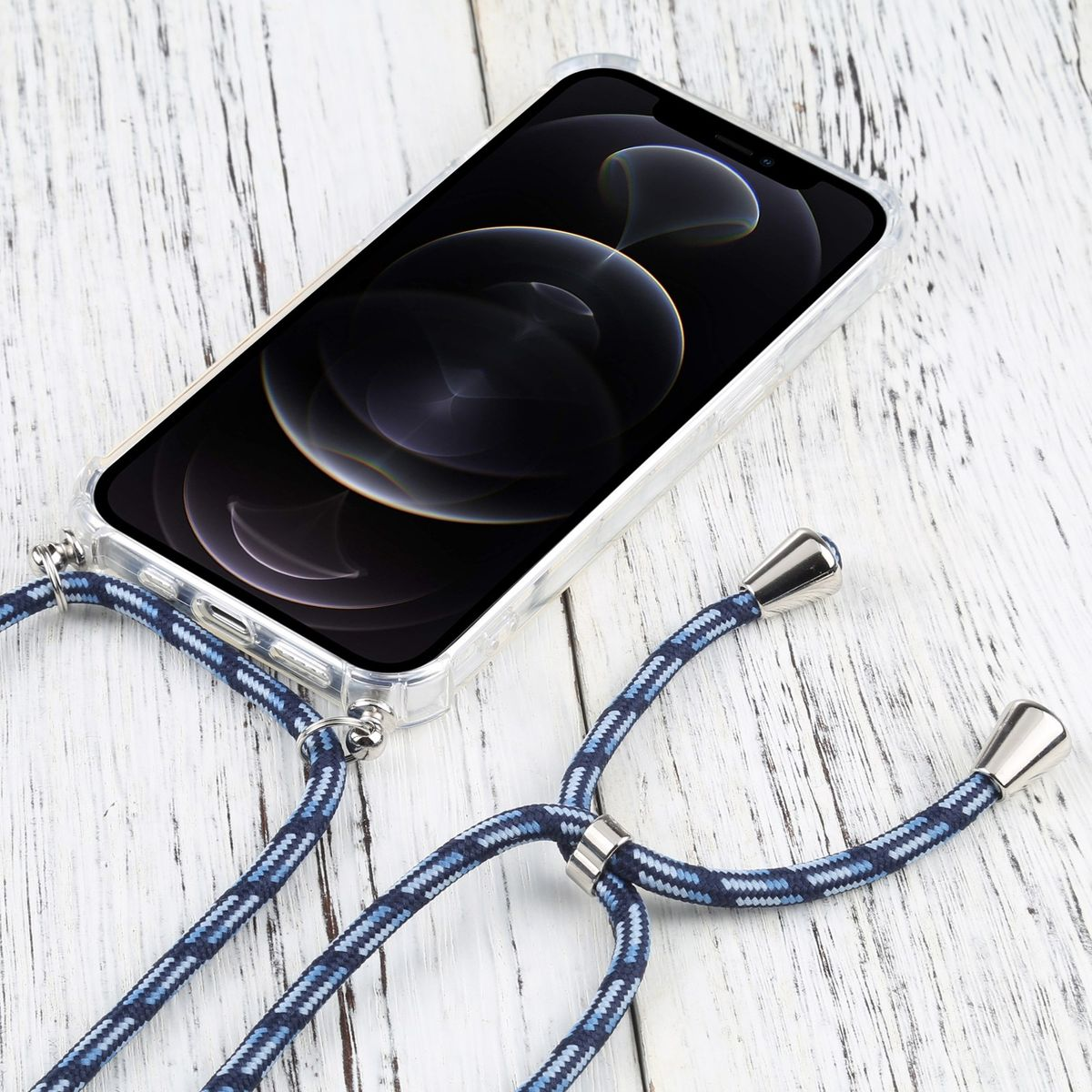Telefon in klarer Hülle mit blauem Riemen. Weißer Holzuntergrund.