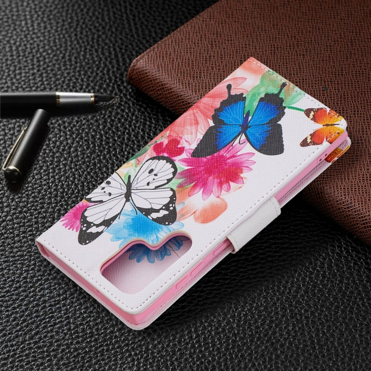 Eine weiße Handyhülle mit Schmetterlingen und Blumen. Zwei Schmetterlinge sind sichtbar.