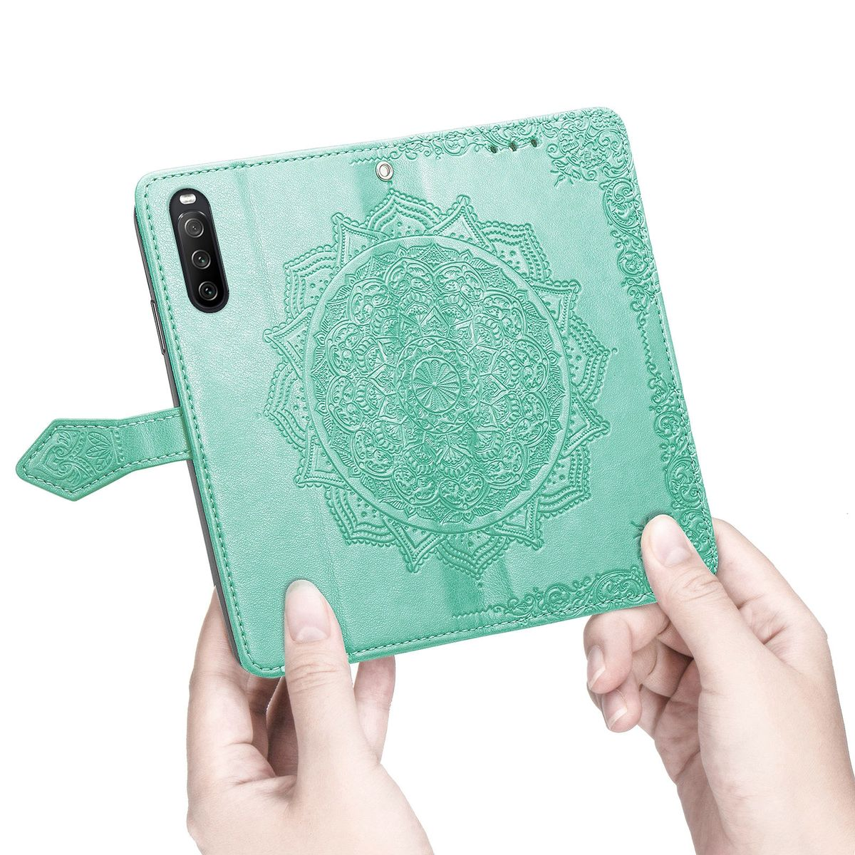 Grüne Handyhülle mit Mandala-Design. Hände halten die Hülle. Weißer Hintergrund.