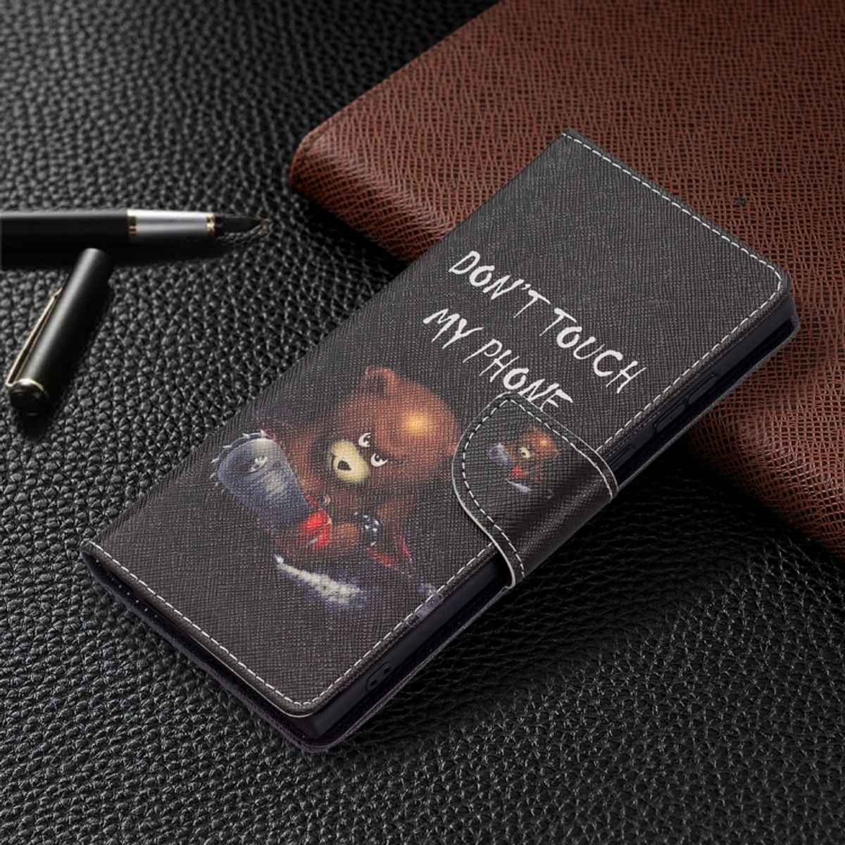 Schwarze Handyhülle mit Bärengrafik und Text: Don't touch my phone.