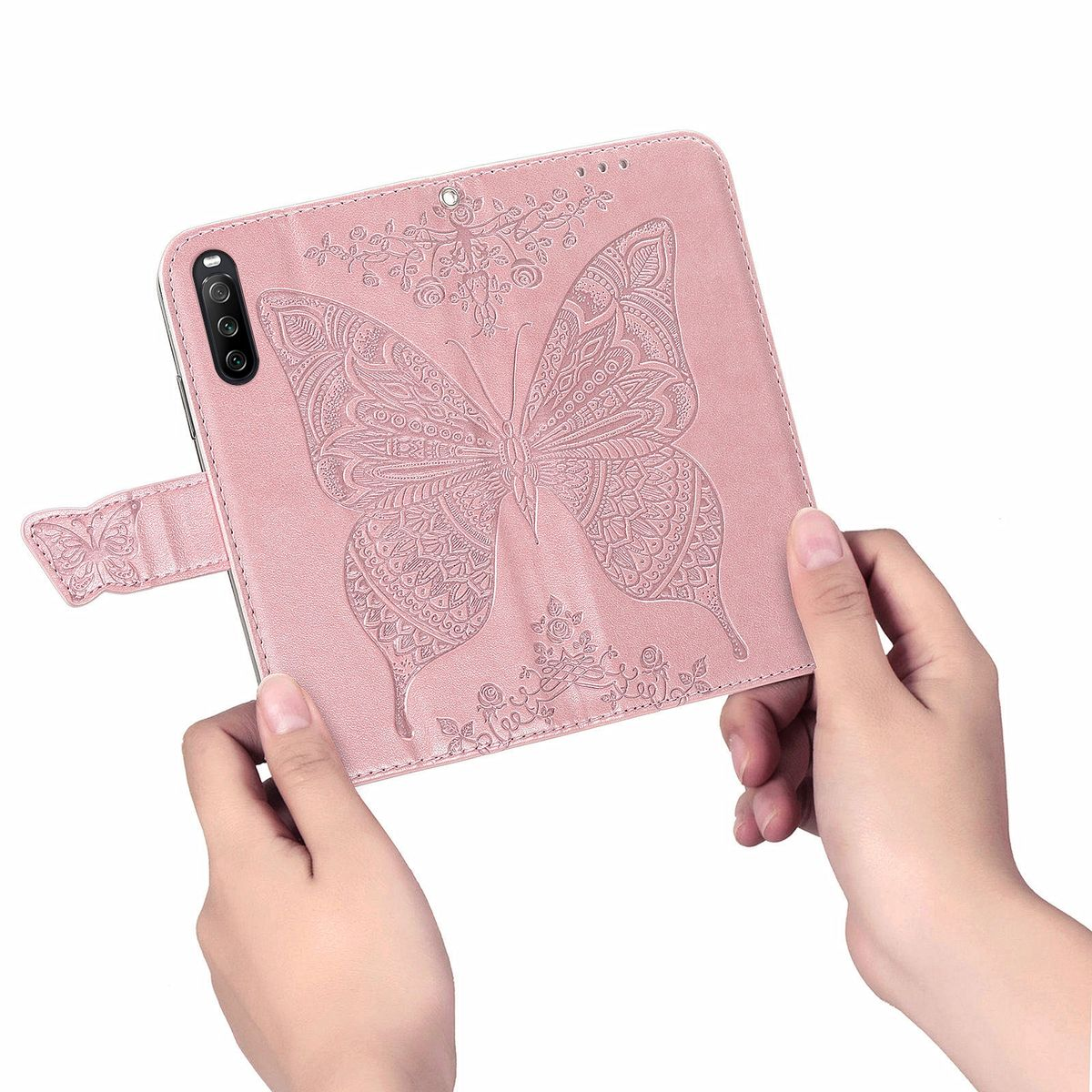 Rosa Handyhülle mit Schmetterlingsdesign. Hände halten sie offen. Rosa Hülle mit Schmetterling.