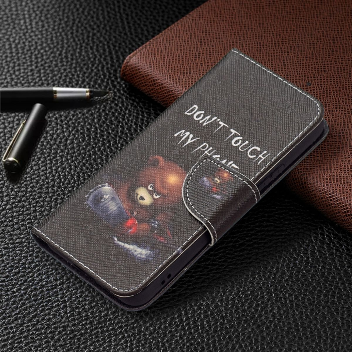 Handyhülle mit Bären-Illustration, Text: 'Don't touch my phone'. Dunkler Hintergrund.