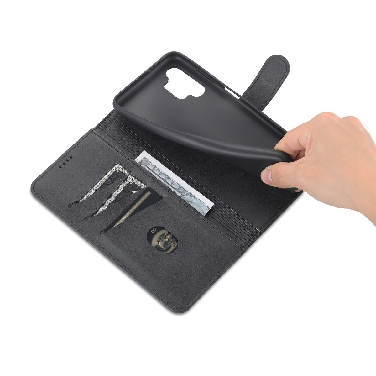 Eine Hand öffnet eine schwarze Handyhülle und zeigt Karten und Bargeld. Die Hülle ist schwarz.