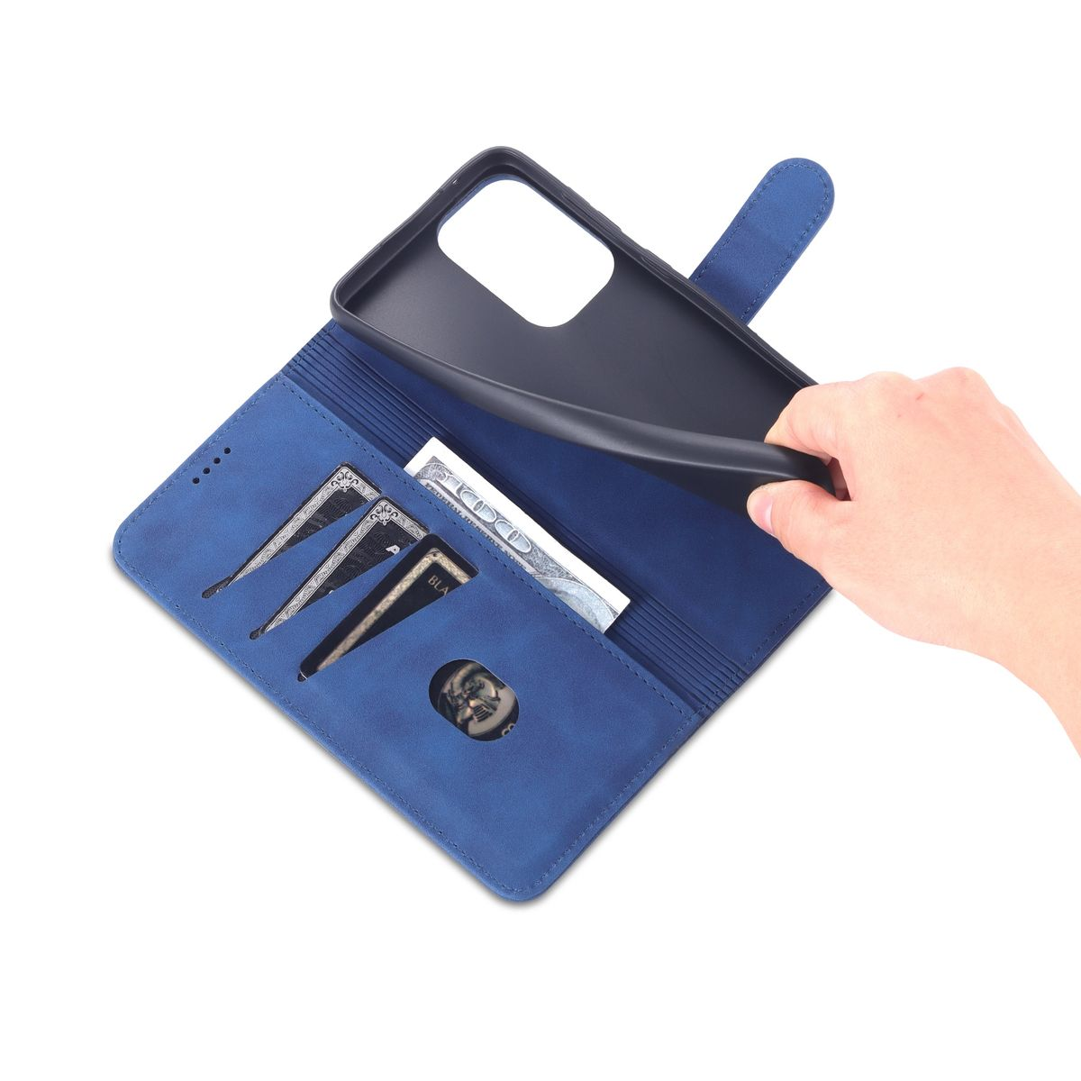 Blaue Handyhülle mit Karten und Geld im Inneren, Hand öffnet sie.
