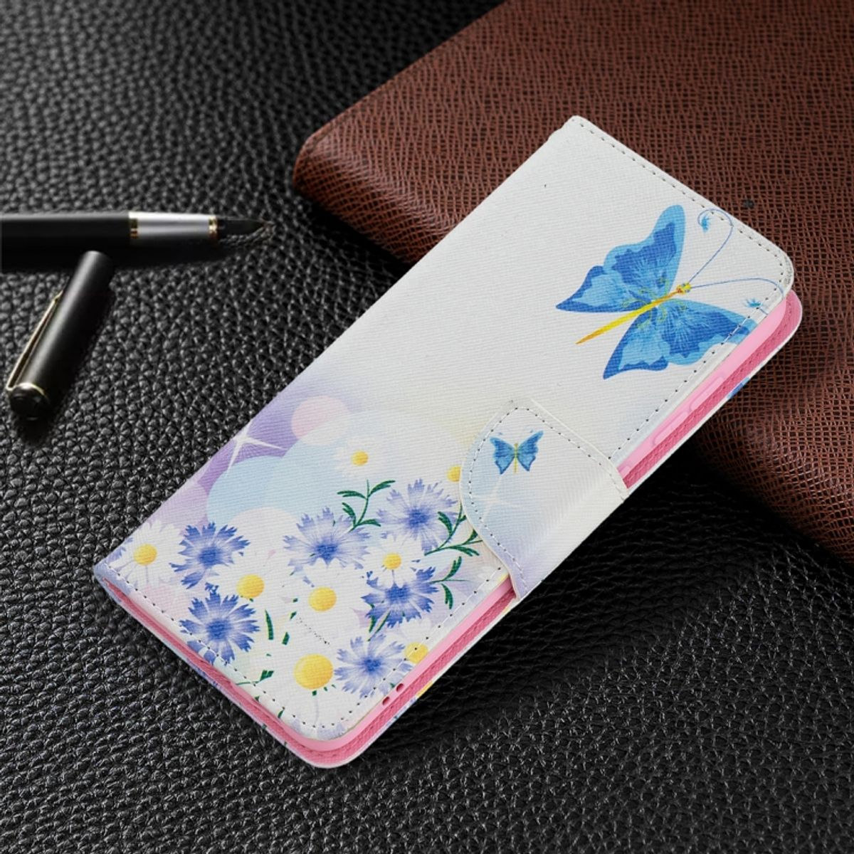 Weißes Handycase mit floralem Design. Schmetterlinge und Blumen sind auf der Vorderseite des Cases.