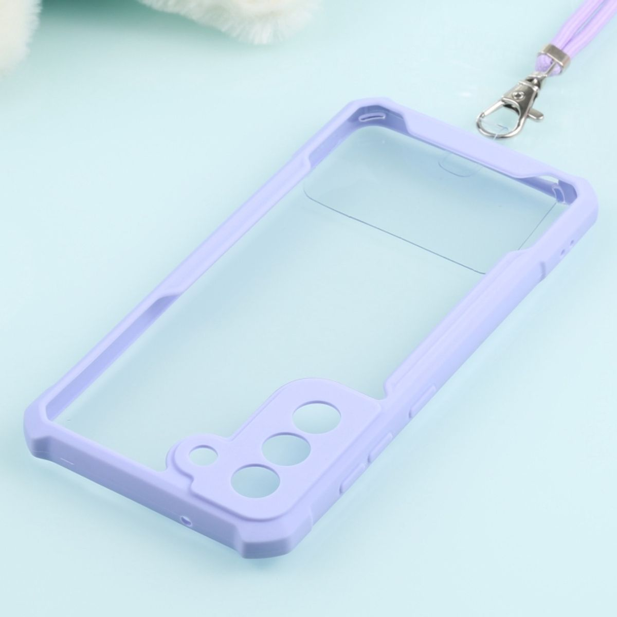 Eine transparente Handyhülle mit lila Rahmen. Ein lila Schlüsselband ist befestigt.