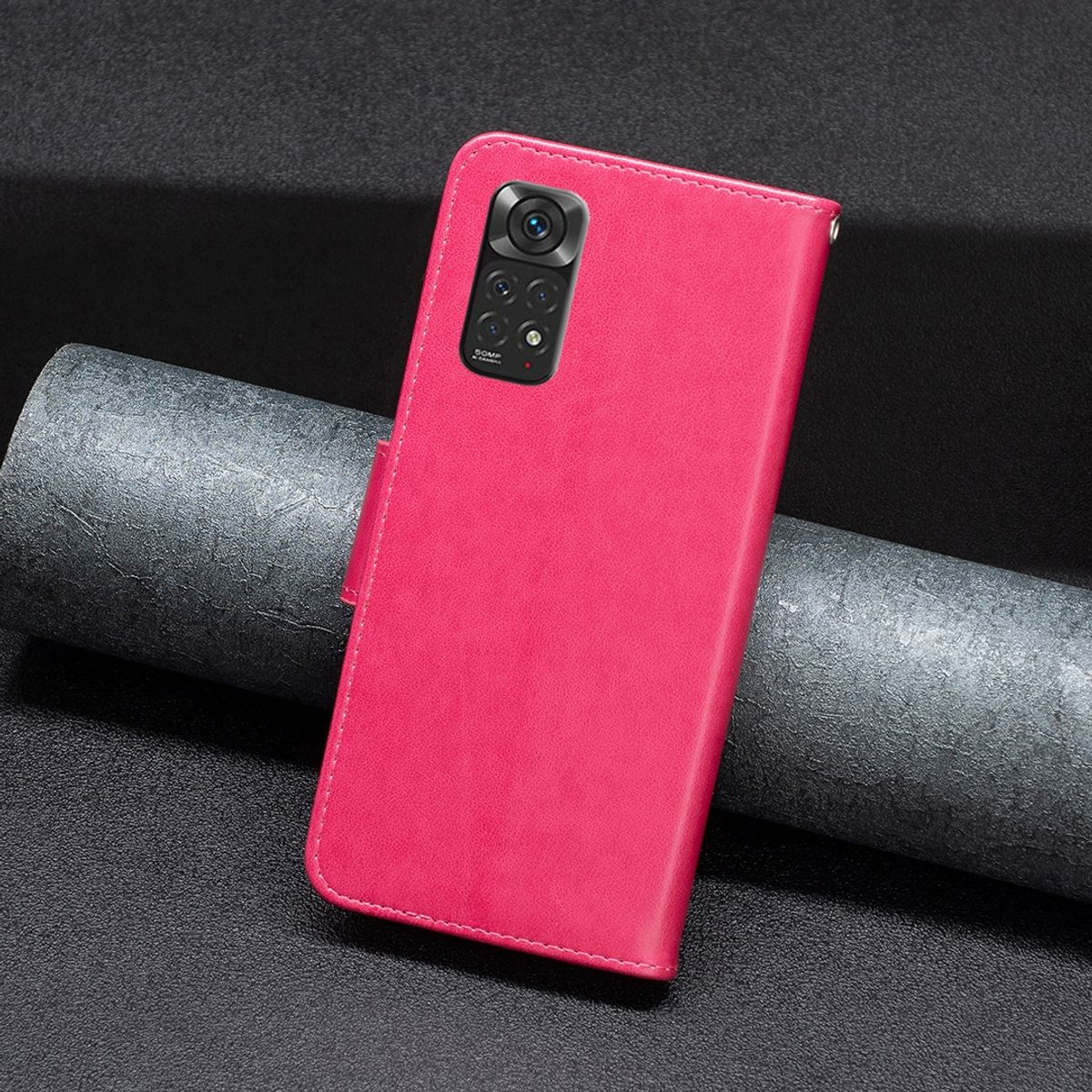 Eine pinkfarbene Handyhülle, geschlossen. Ein Telefon ist darin, mit der Kamera nach vorne gerichtet.