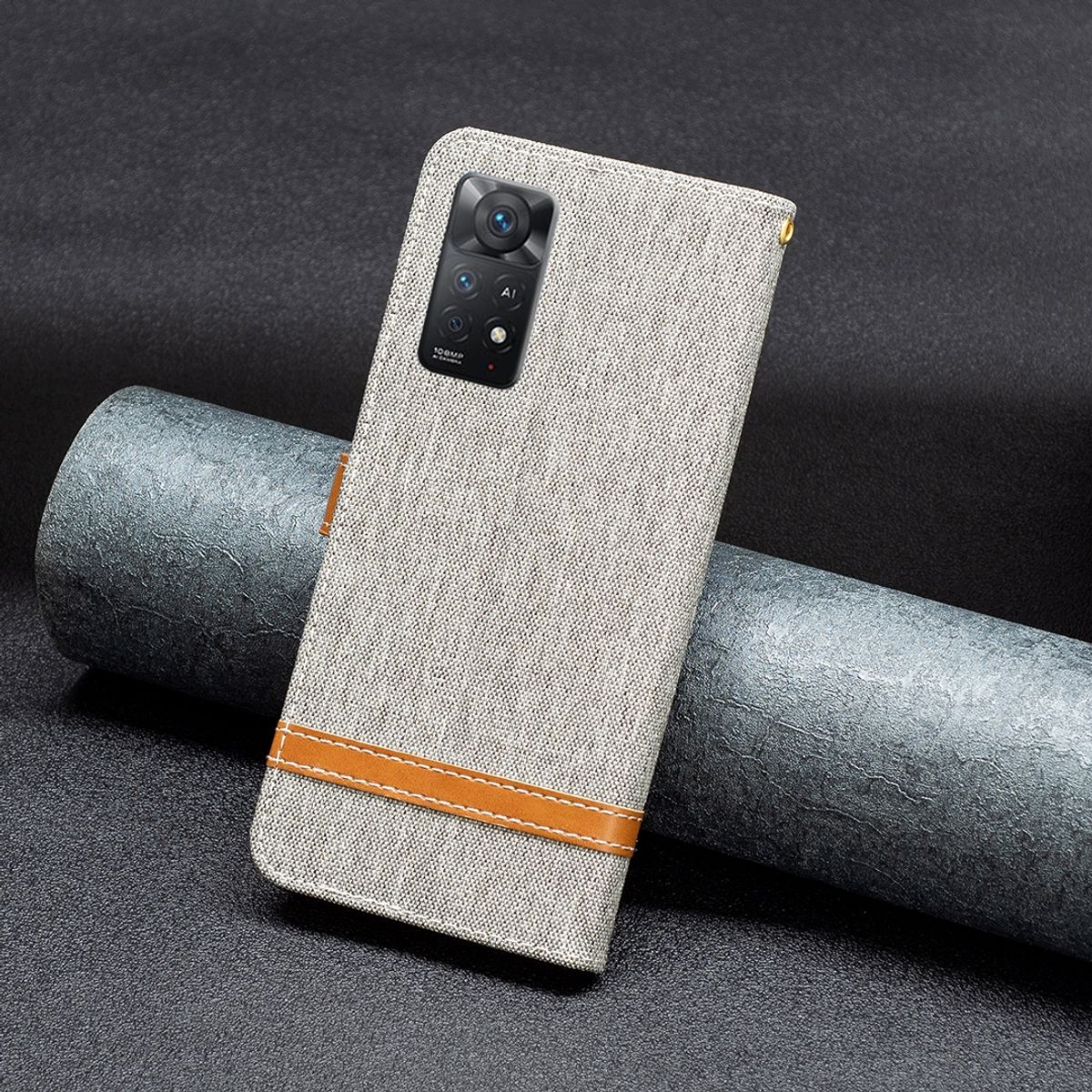 Graue Stoff-Handyhülle mit braunen Lederakzenten, Telefon ist drin. Die Hülle hat einen Kameraausschnitt.
