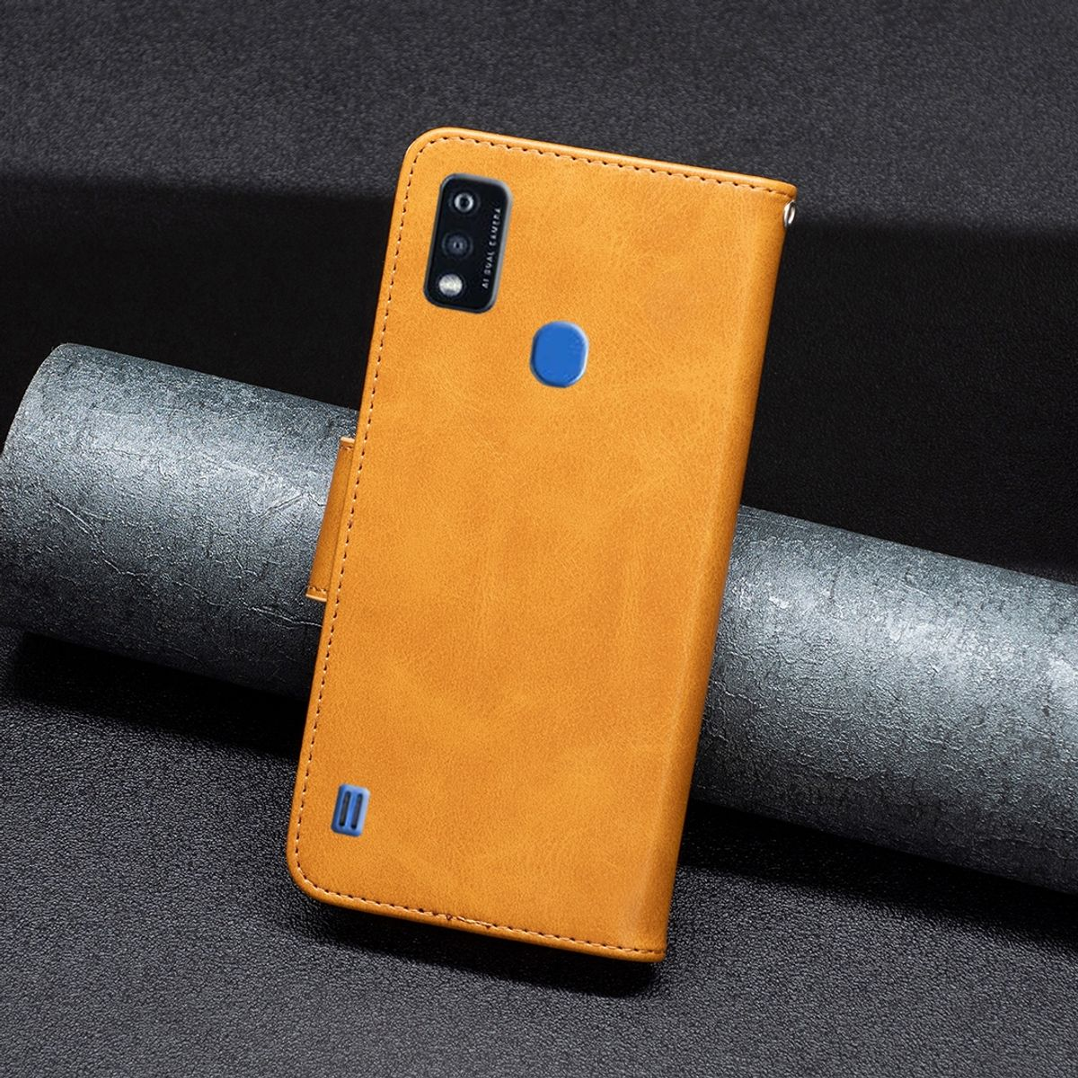 Orangefarbene Leder-Handyhülle mit blauem Knopf. Ein Telefon befindet sich darin.