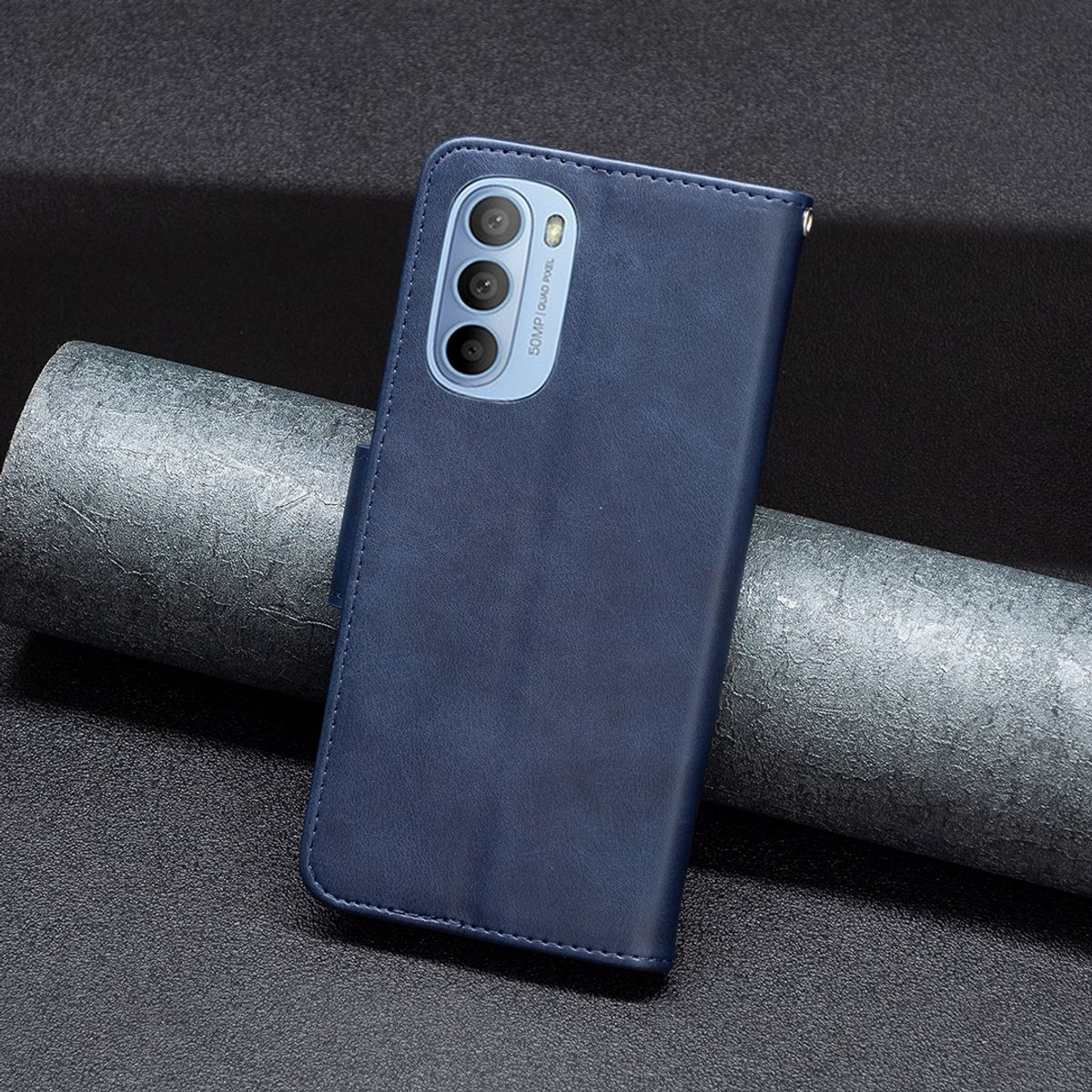 Blaue Handyhülle mit Telefon. Die Hülle liegt auf einer strukturierten grauen Oberfläche.