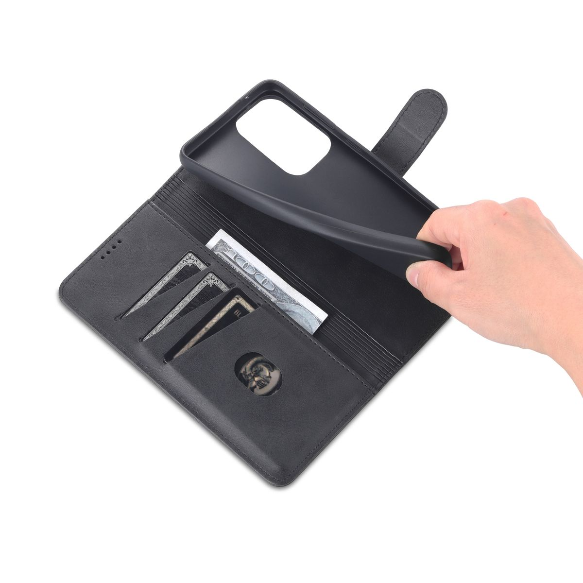 Schwarze Handyhülle, offen mit Karten und Geld. Eine Hand legt das Telefon hinein.